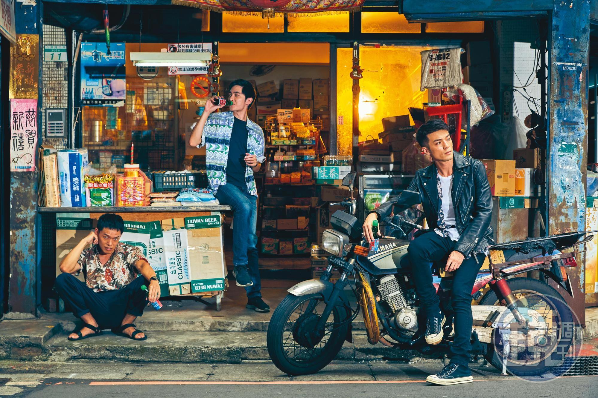 沈威年(右起)、吳言凜與王肇陽在舞台劇《解憂雜貨店》飾演闖入雜貨店的小混混們,自然生動的演技吸引了不少戲迷。