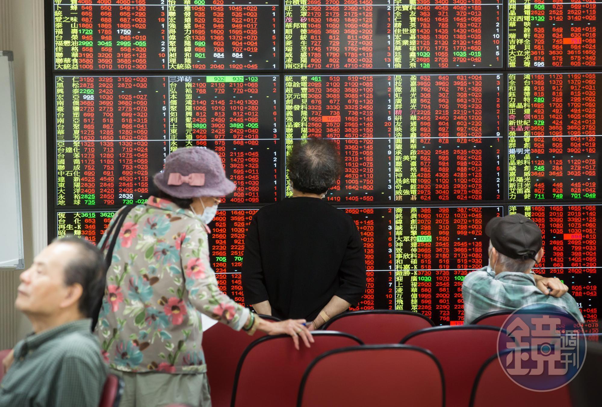 今年台股IPO家數雖腰斬,但資金行情帶動股市走強,吸引大批散戶搶抽新股。