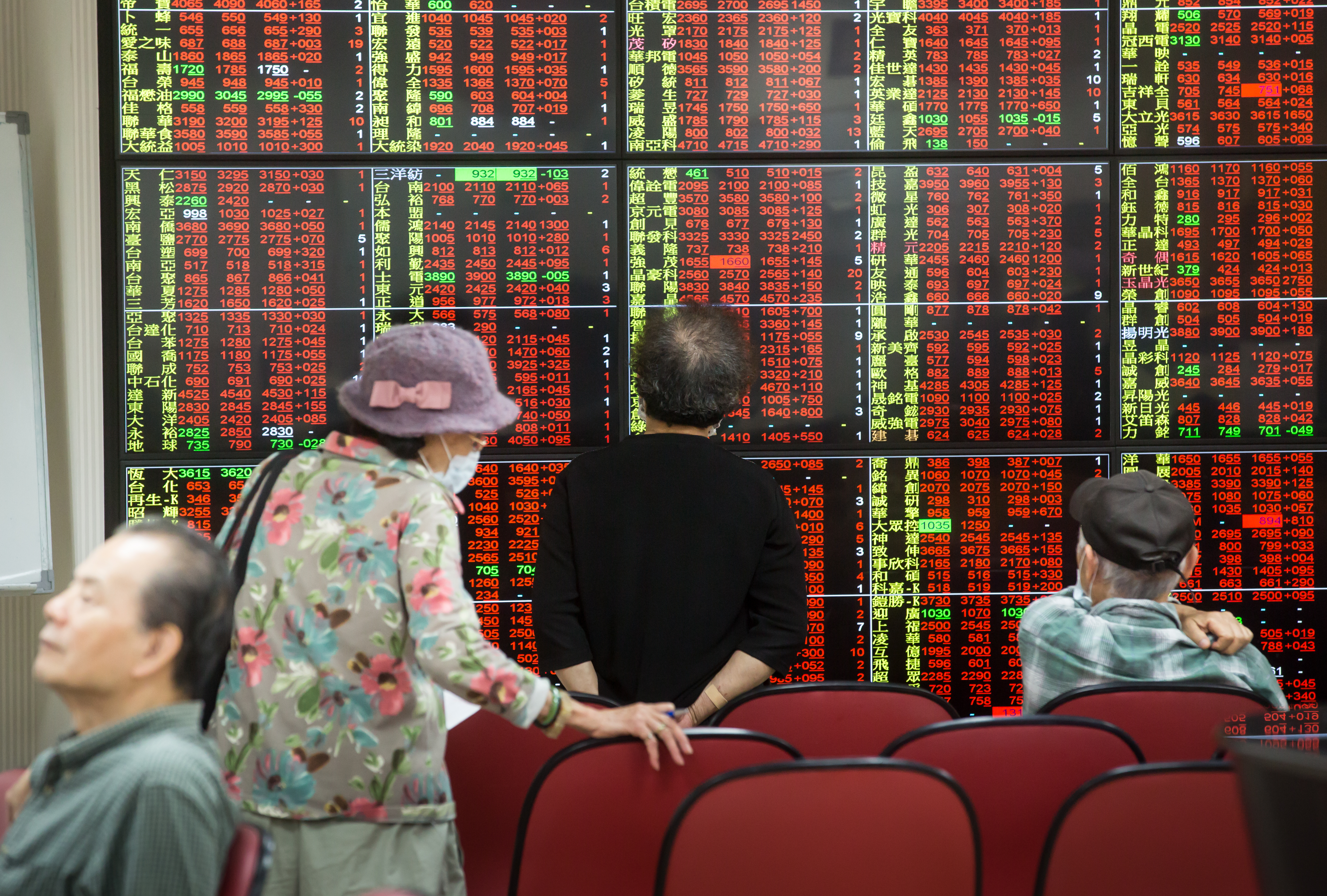 今年台股IPO家數雖腰斬，但資金行情帶動股市走強，吸引大批散戶搶抽新股。