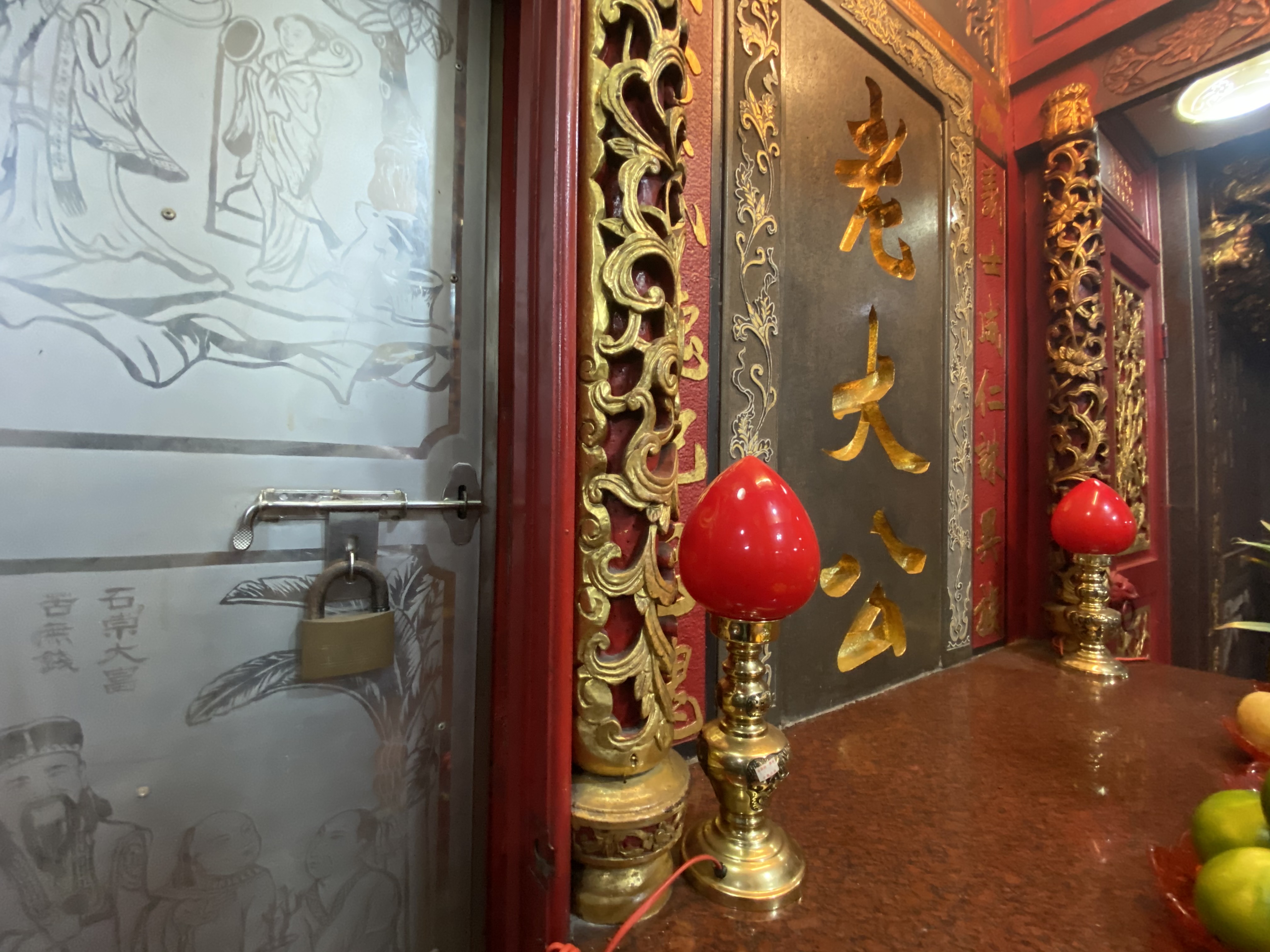 老大公廟旁的「龕門」牢牢鎖上，1年之後才會再打開。