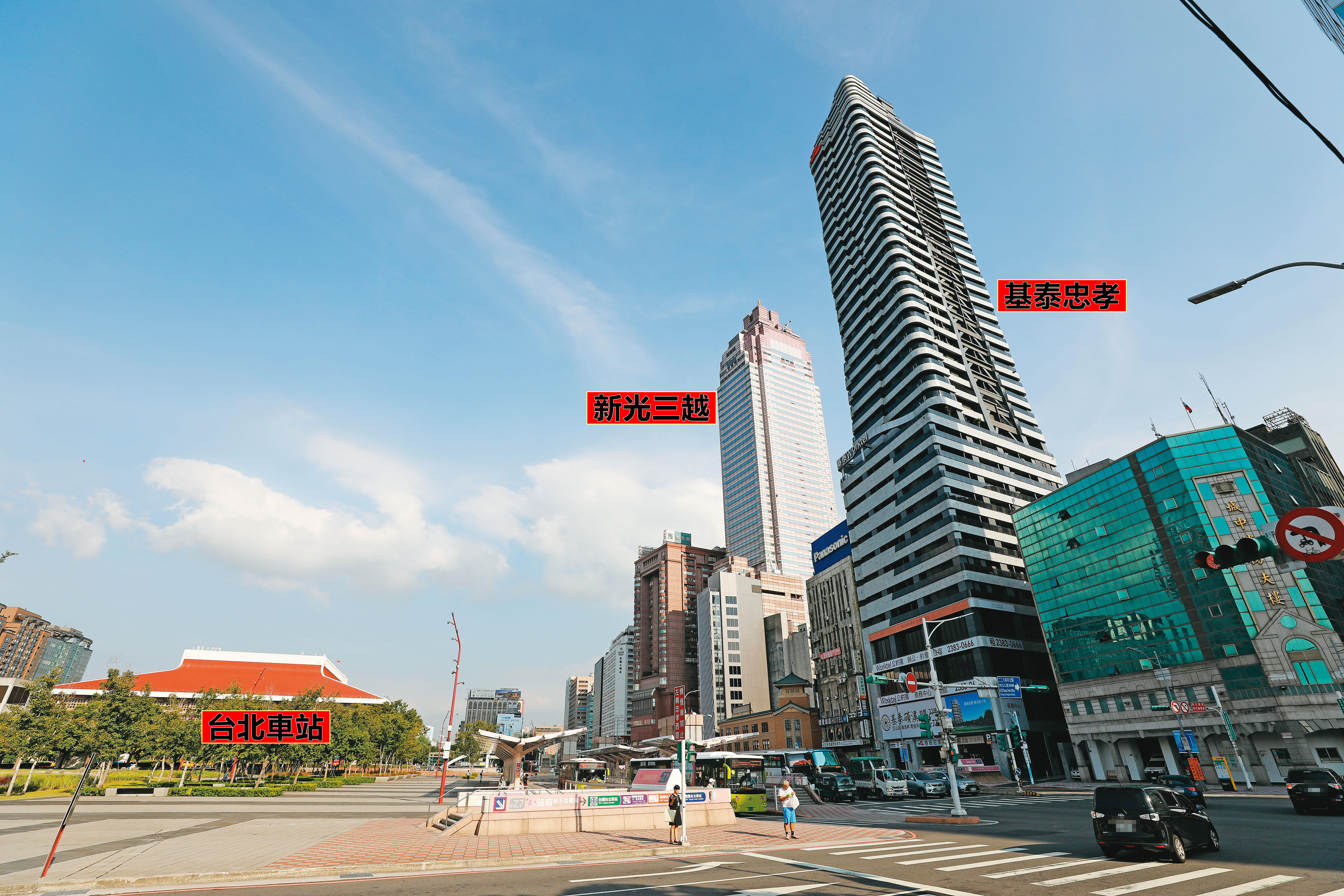 基泰忠孝高37層，位於新光三越旁，被視為台北車站前的新地標。