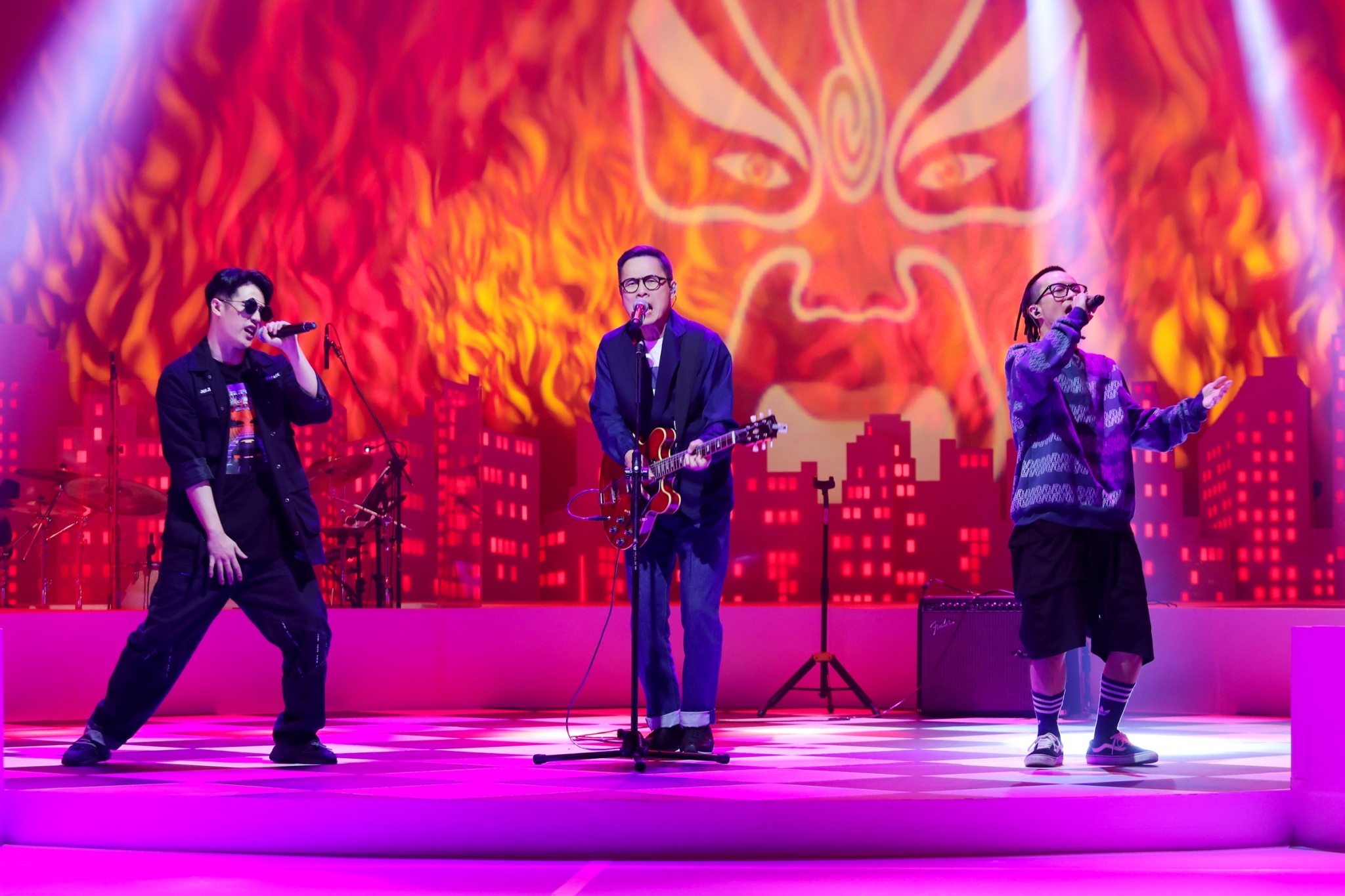 熊仔(左)、羅大佑與神棍樂團同台飆唱〈無名火〉組曲。(公視提供)