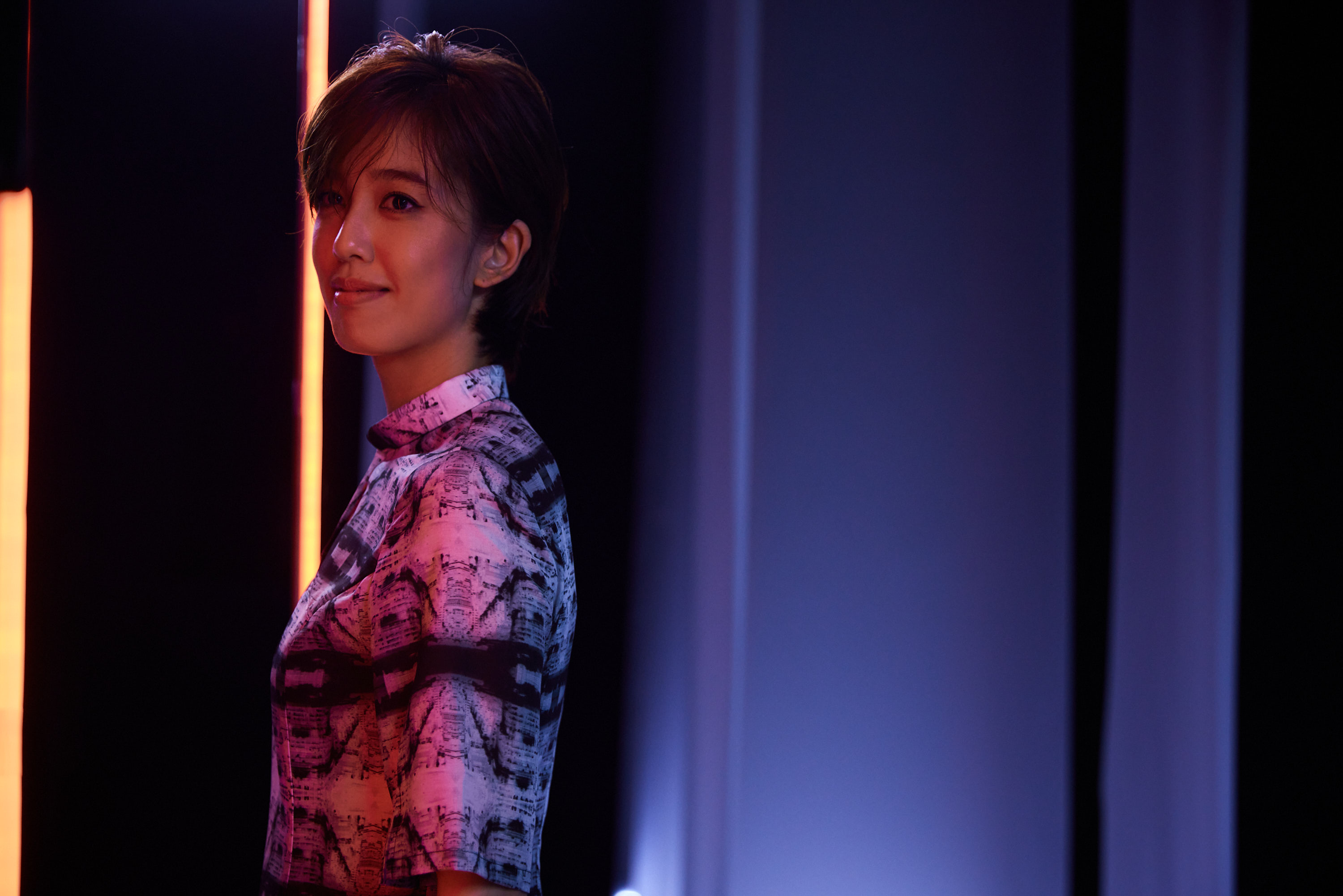 陳庭妮於影片後段登場，呼應影片一開頭黑嘉嘉的場景。（APUJAN提供）