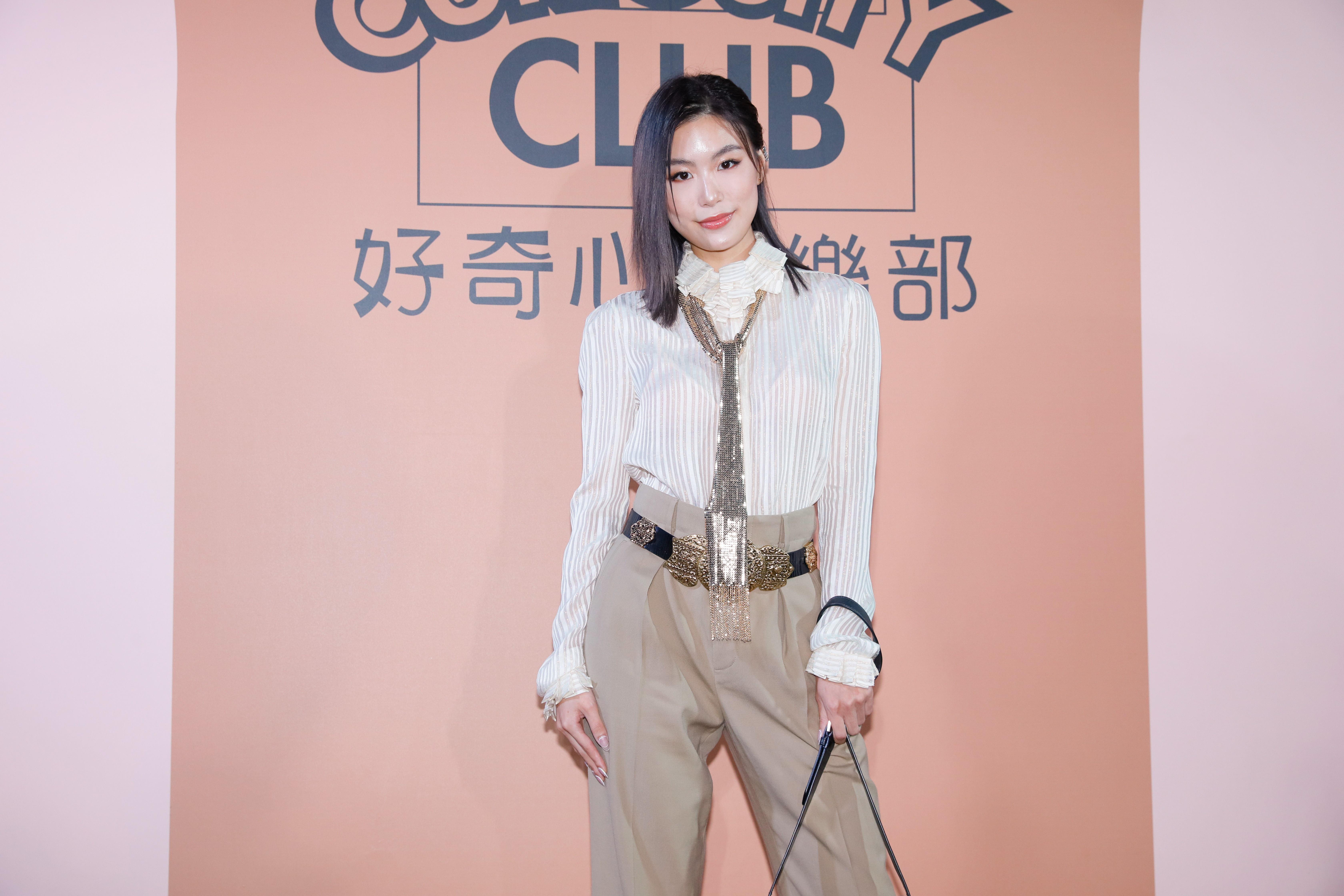  高以翔女友Bella首度公開露面，出席時尚活動。