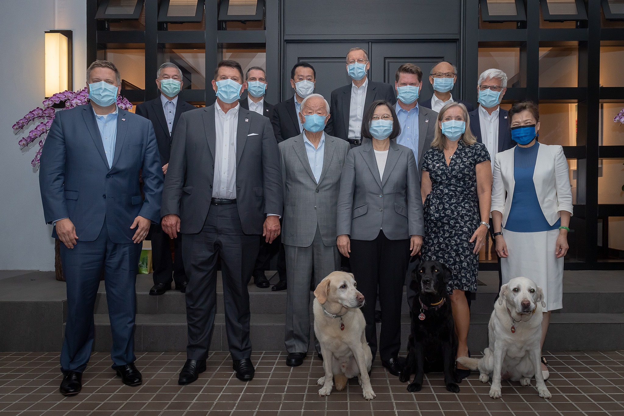 蔡英文在臉書公布和美國務院次卿在總統官邸共進晚餐後的合照。（翻攝自蔡英文Instagram）