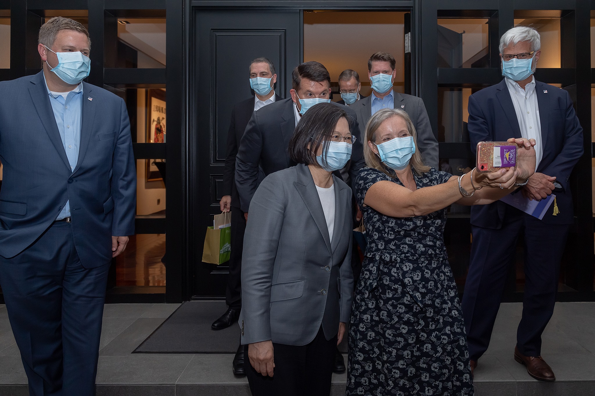 總統蔡英文和眾賓客在官邸晚宴，會後還一同自拍合影留念。（翻攝自蔡英文臉書）