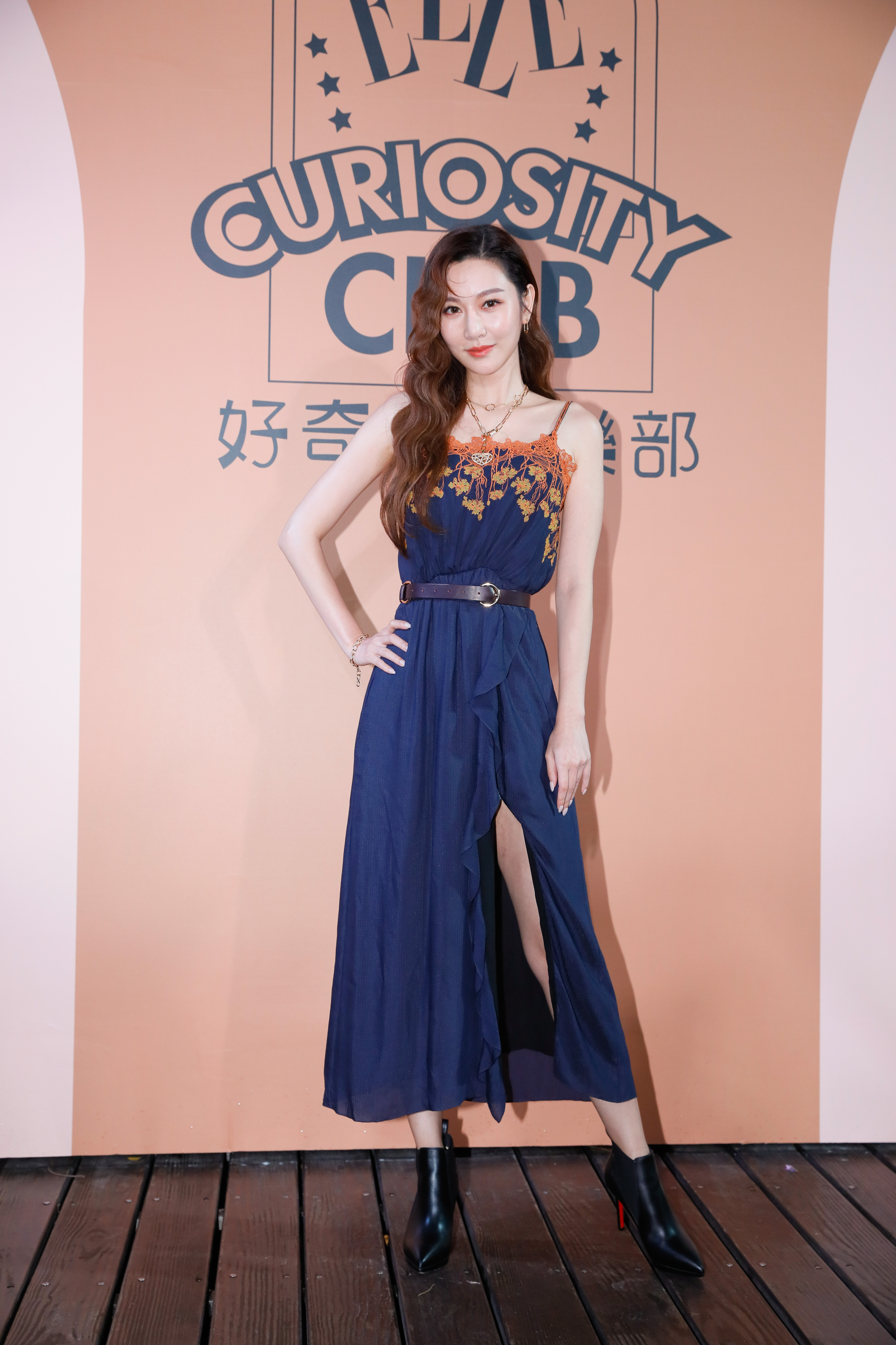 曾莞婷透露小鬼是她的直屬學弟,而且小鬼的第一次試鏡是她帶他去的,讓小鬼每次見面都會大喊「學姊好」。