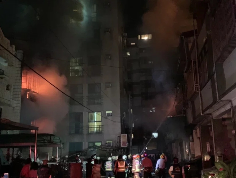 東海商圈清晨發生氣爆，消防局出動8個分隊全力灌救，目前已撲滅火勢。（台中市消防局提供）