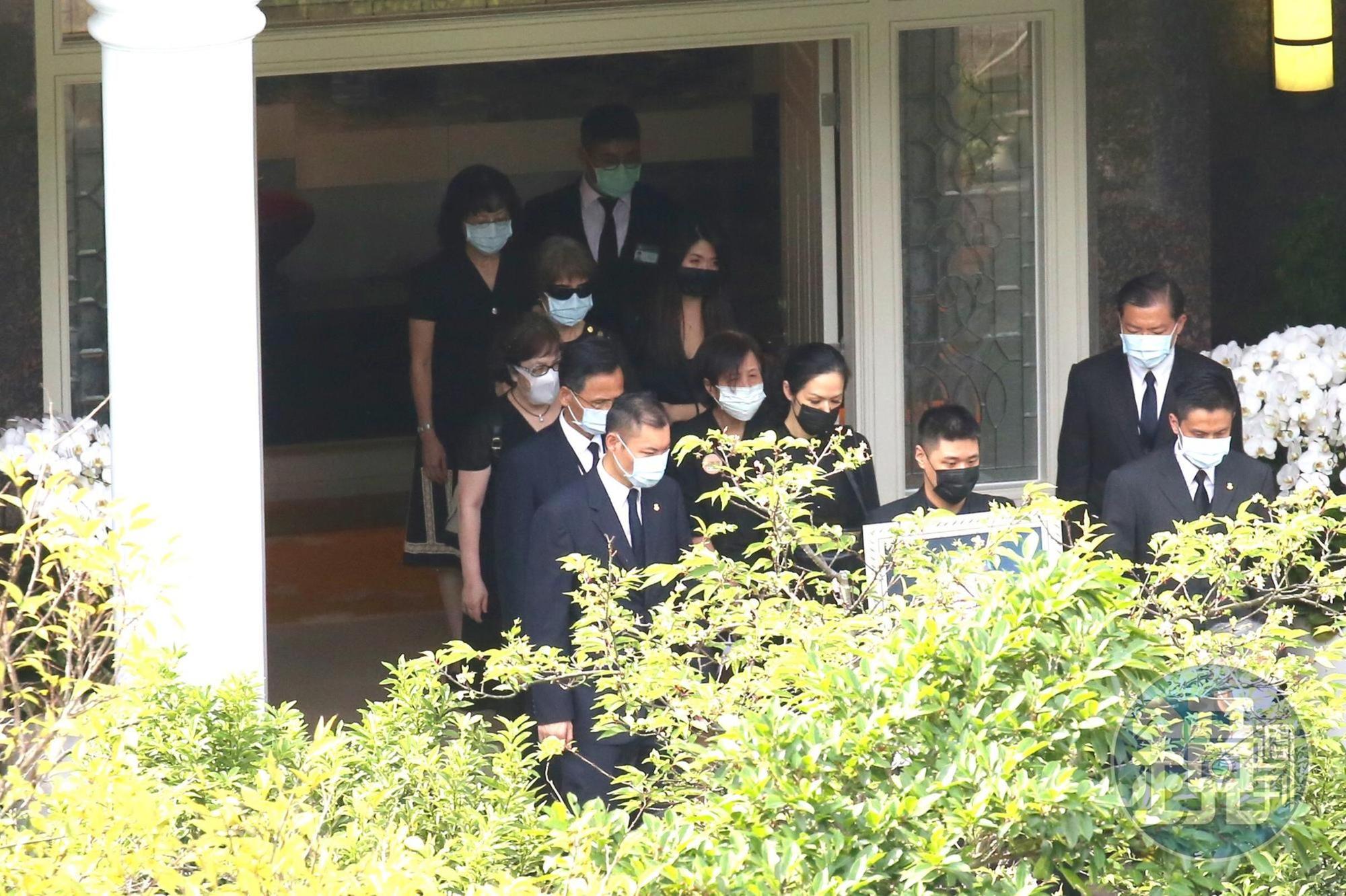 李登輝骨灰上午由李坤儀捧著，步出翠山莊。