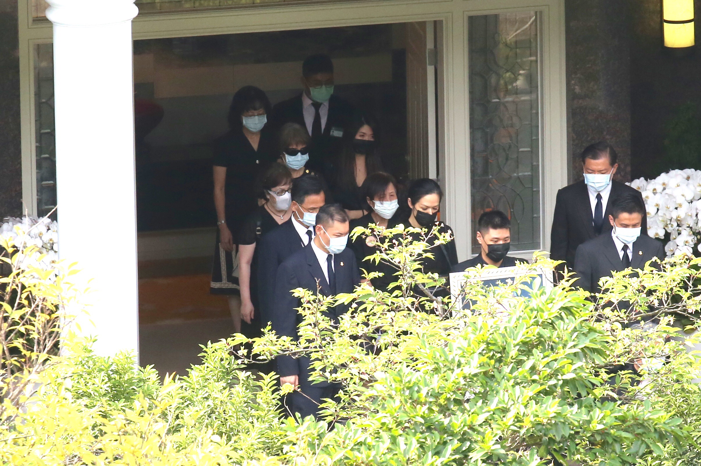 李登輝骨灰上午由李坤儀捧著，步出翠山莊。