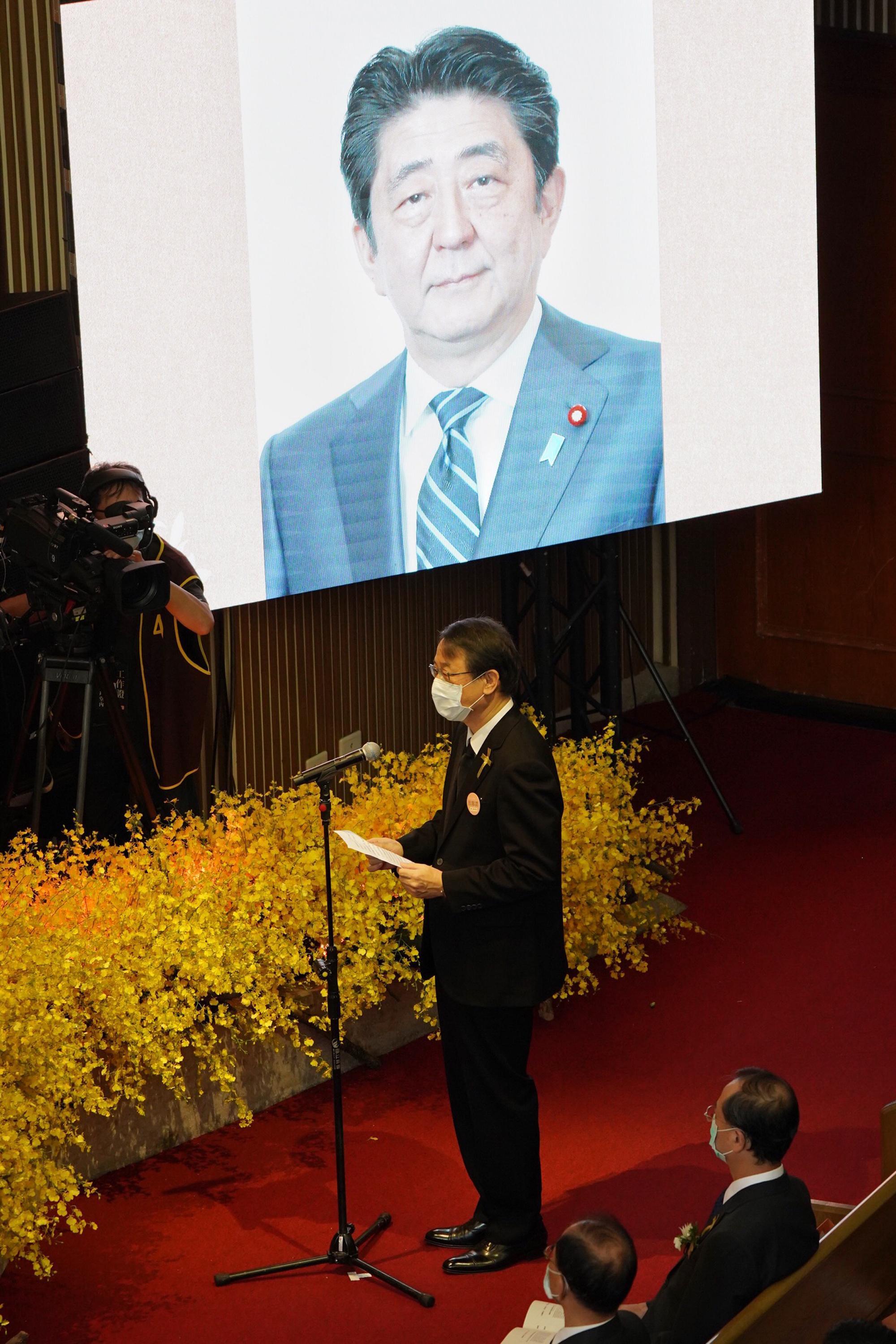 日本台灣交流協會代表泉裕泰在會場宣讀日本前首相安倍晉三悼詞,向李前總統致意。(中央社)