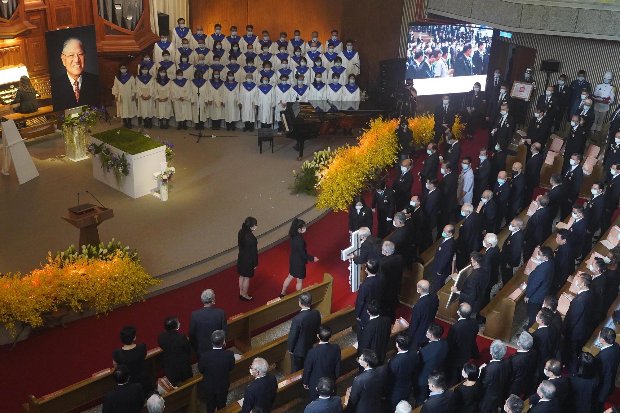 前總統李登輝的追思禮拜在真理大學大禮拜堂舉行,國內政要和外賓出席致意。(中央社)