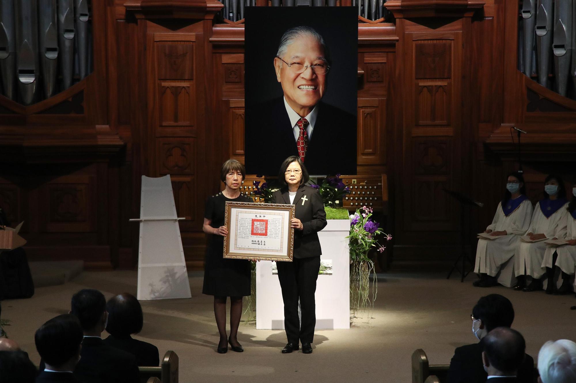 總統蔡英文頒贈褒揚令,由李登輝長女李安娜代表接受。(中央社)