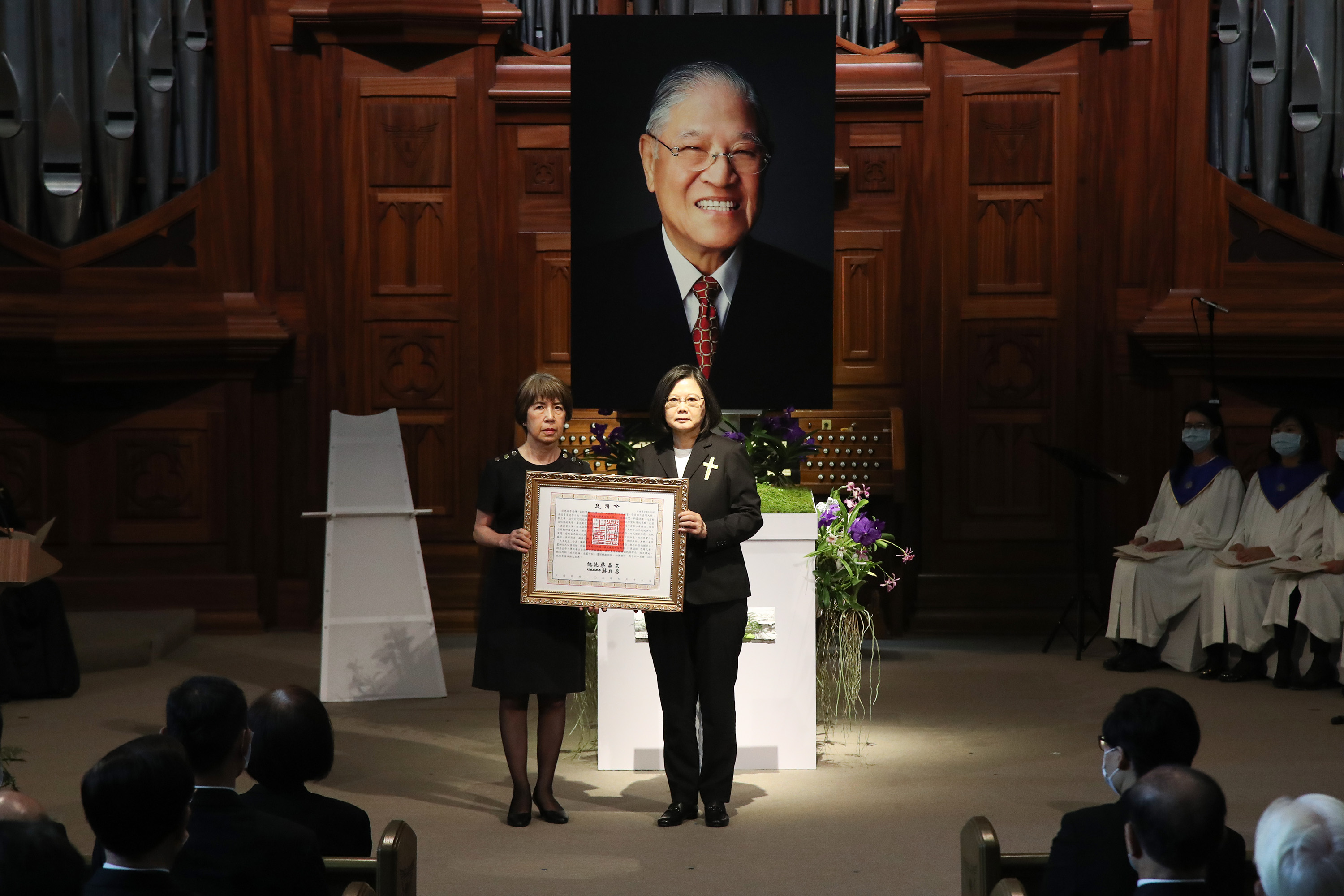 總統蔡英文頒贈褒揚令,由李登輝長女李安娜代表接受。(中央社)