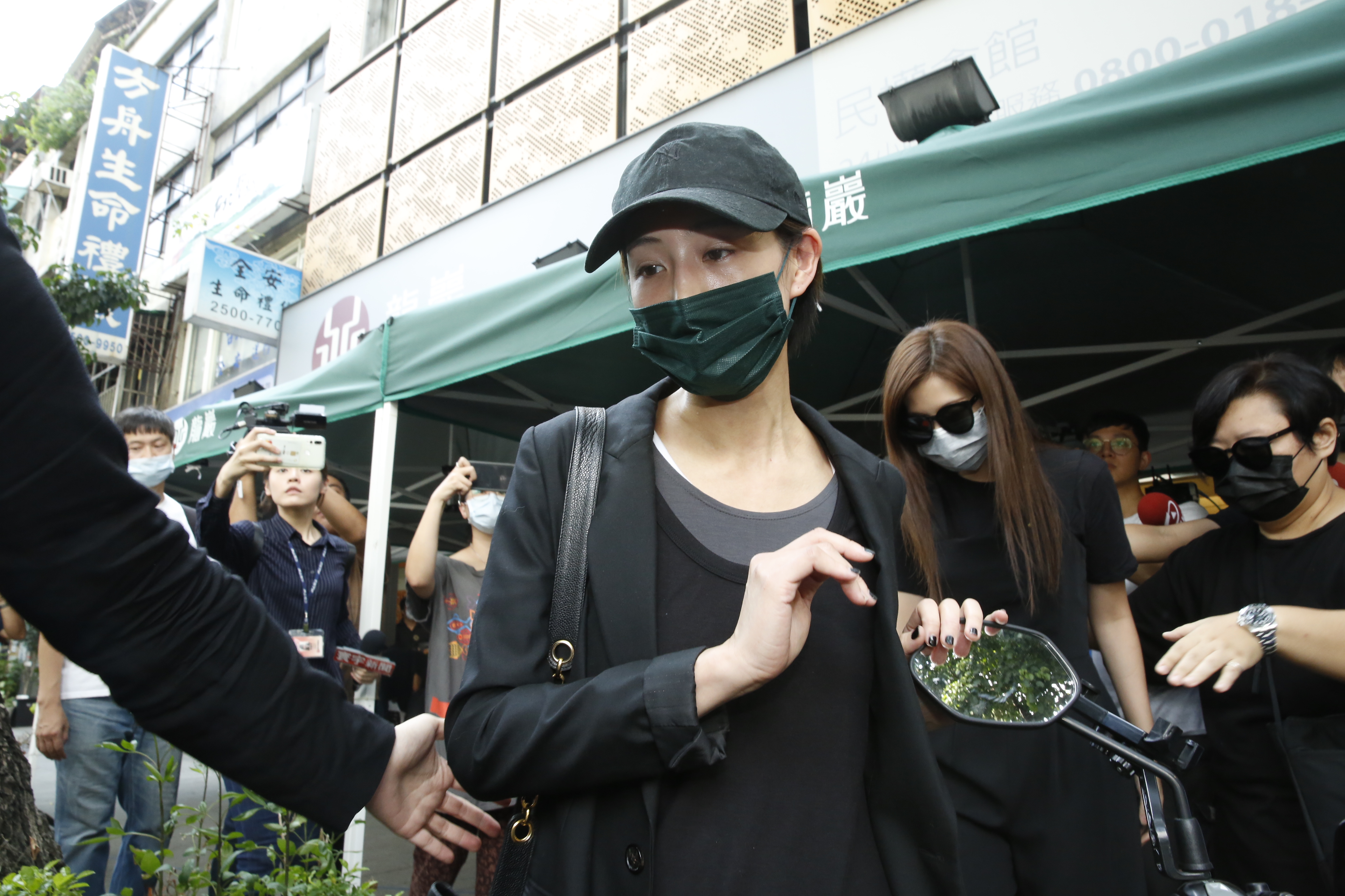 張鈞甯赴小鬼靈堂弔唁，待了約半小時離開。