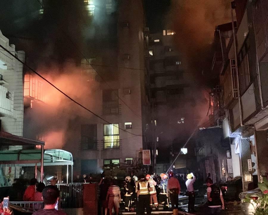 氣爆發生後,3棟透天厝一起燃燒,警消撲滅大火後,發現4死1傷。(消防局提供)