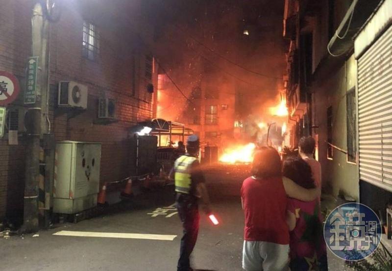 東海商圈氣爆案造成4棟透天厝陷入火海。（讀者提供）