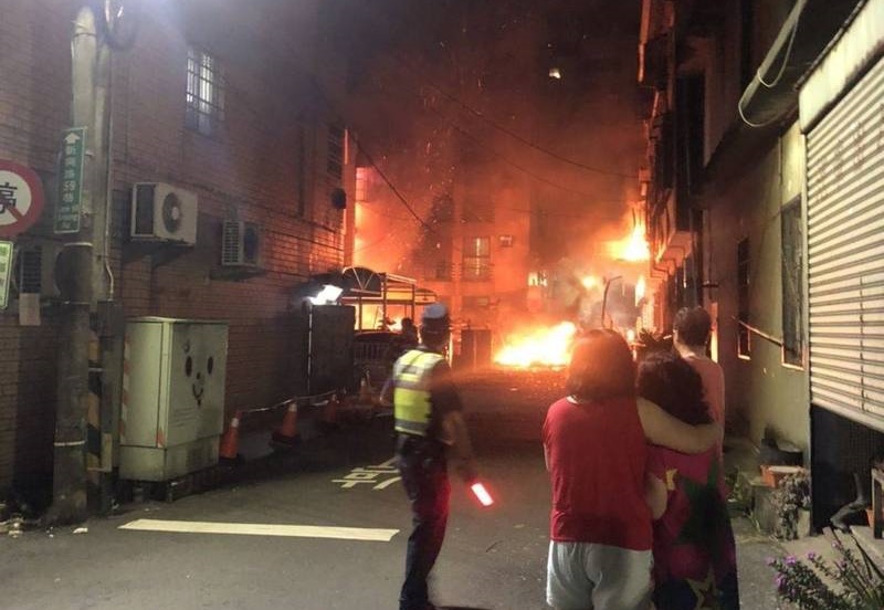 東海商圈氣爆案造成4棟透天厝陷入火海。（讀者提供）