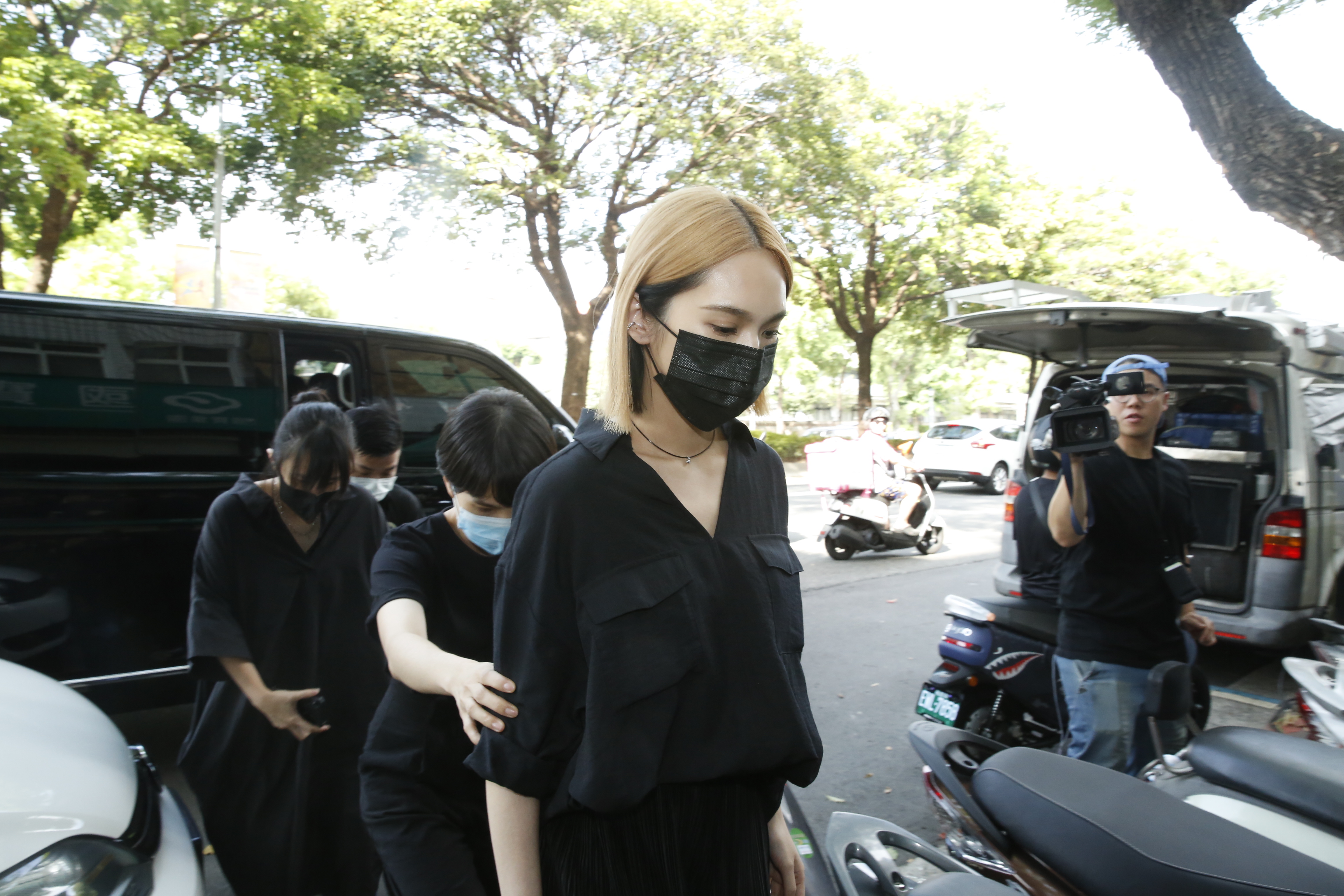 楊丞琳一身黑衣於下午3點初抵達小鬼靈堂。