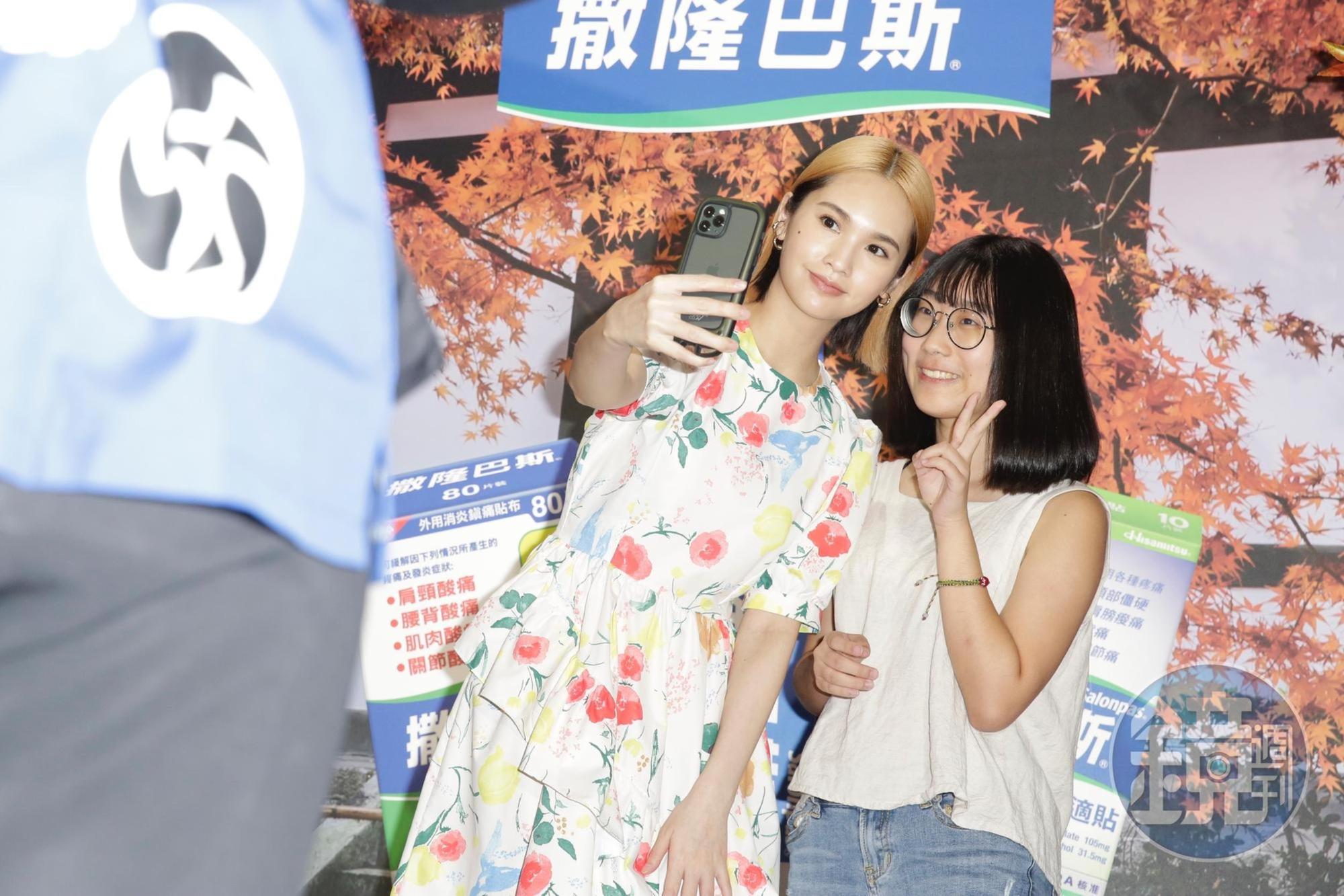 楊丞琳還與幸運粉絲合照。