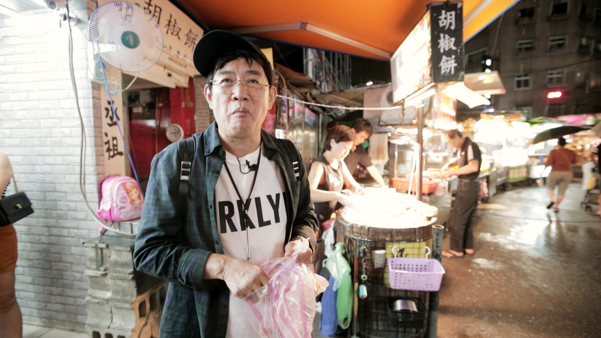 李敬揆在台灣夜市大開眼界。（東森戲劇台提供）