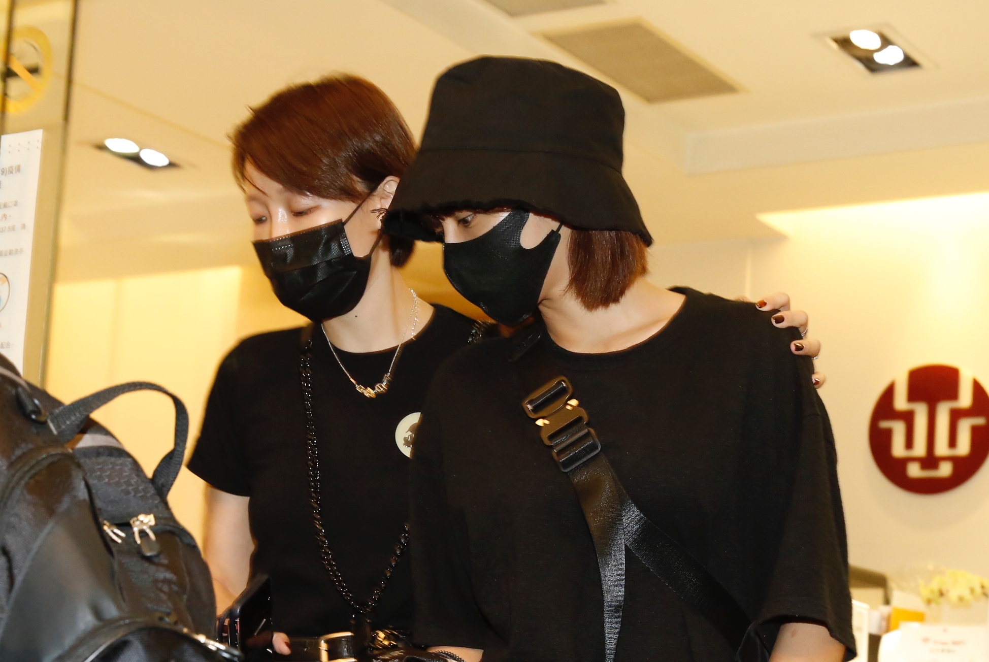 峮峮離開時，依舊戴帽子口罩遮掩悲傷的表情。