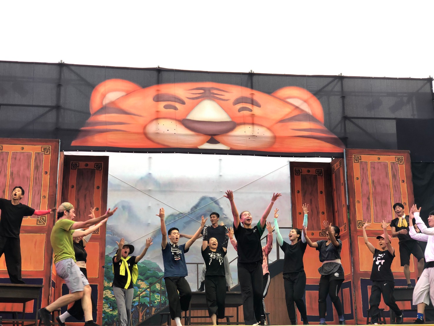 紙風車劇團到桃園龜山區演出《武松打虎》。（紙風車劇團提供）