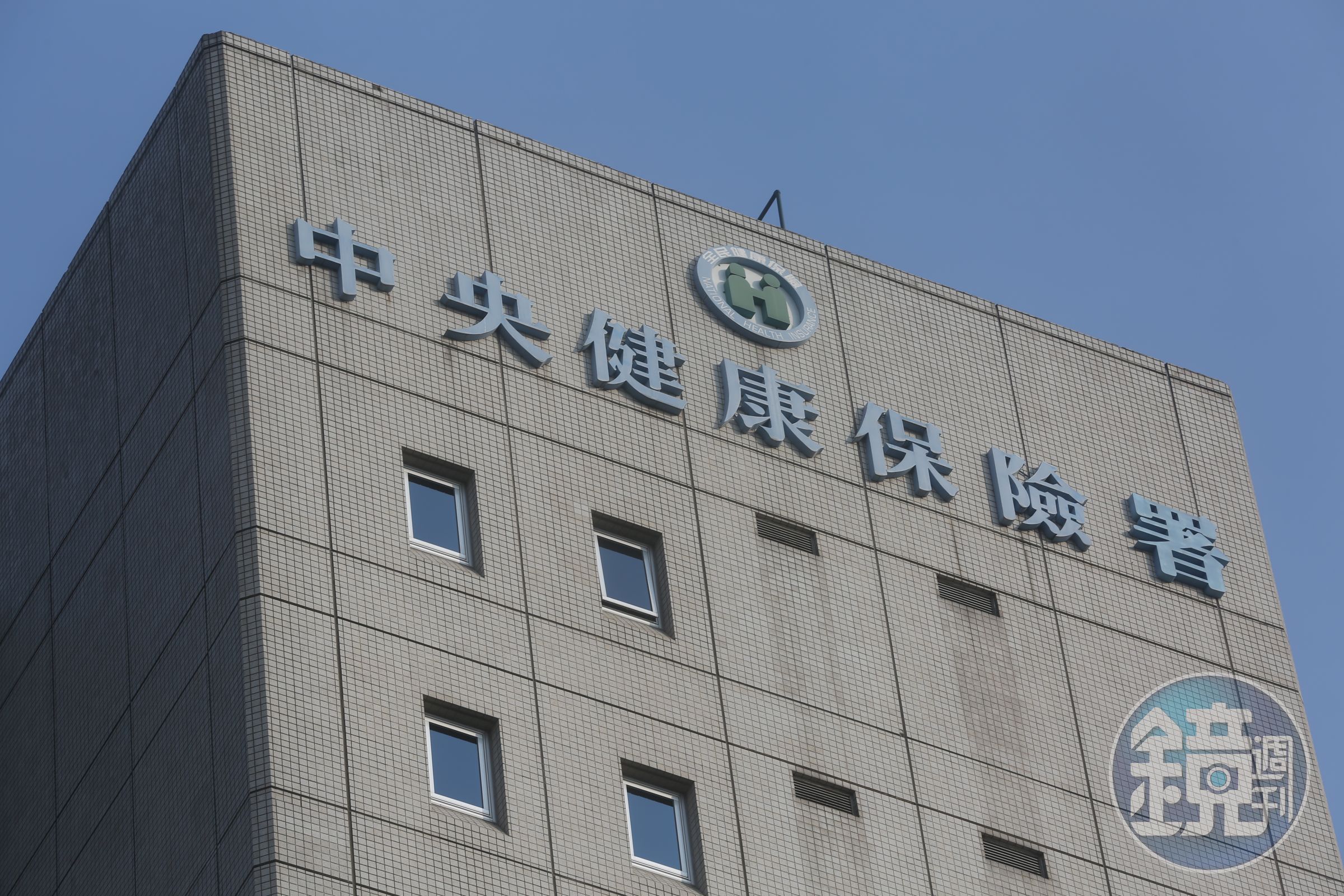 長年旅外者繳最低保費或停保退保，生病才返台使用健保就醫的現象，多次引發爭議。