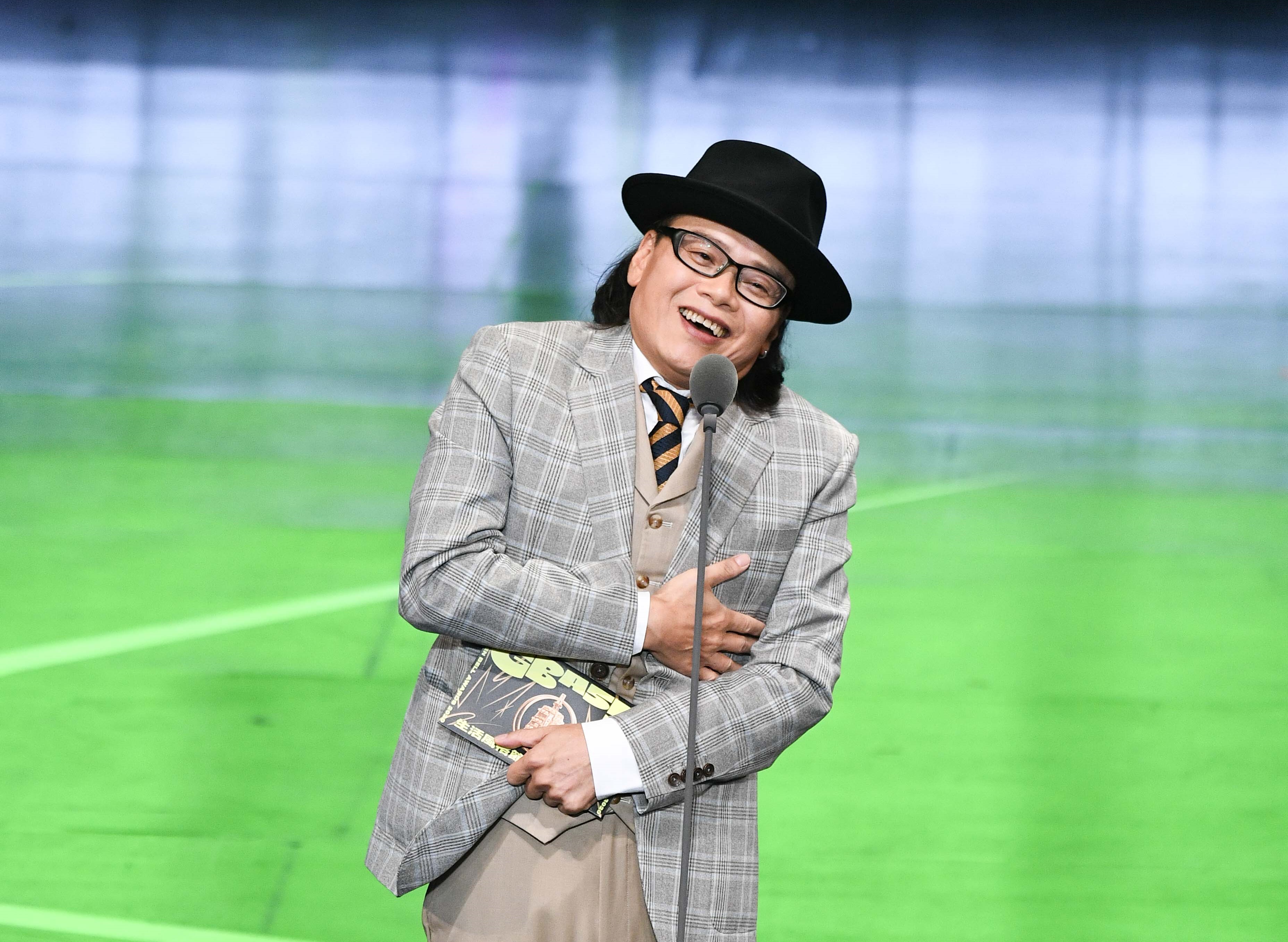 流氓阿德既是入圍者也是頒獎人，他抱著得獎者信封不放。（三立電視台提供）