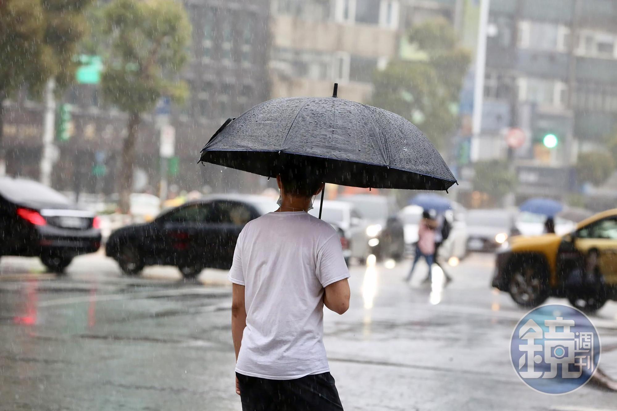 氣象局表示,中秋連假水氣增多,到了週日入秋第一波東北季風增強北北基宜降溫有感。