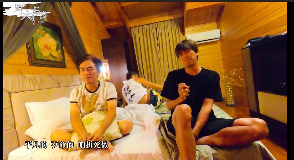 KID和小鬼、吳宗憲收工後在房間內練唱。（翻攝自野人七號部落YouTube）