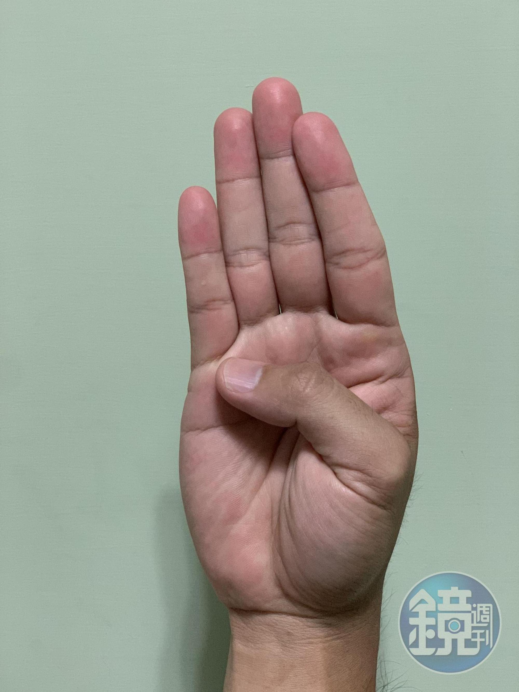 大拇指自然往內折。（本刊資料照）