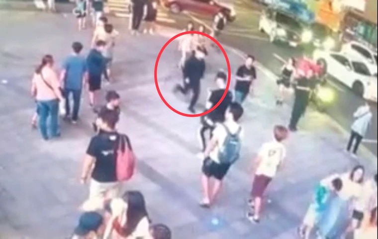 涉嫌潑糞的男子狂奔逃離現場。（翻攝畫面）