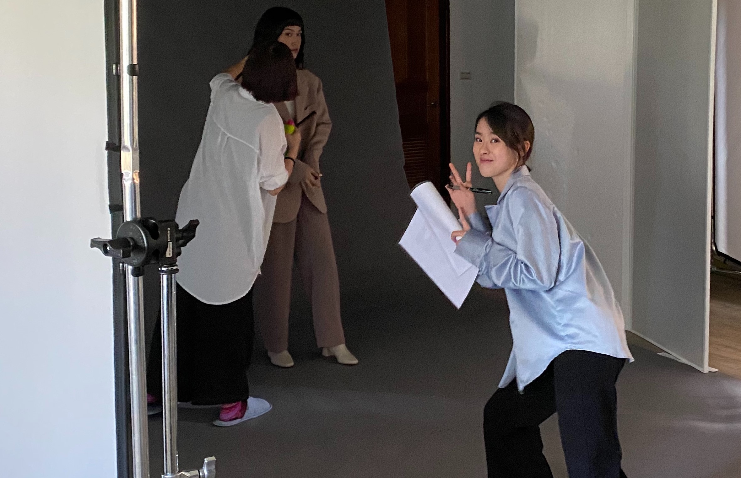 邱偲琹與朋友創立服飾電商，各種業務她都親身參與。（周子娛樂提供）