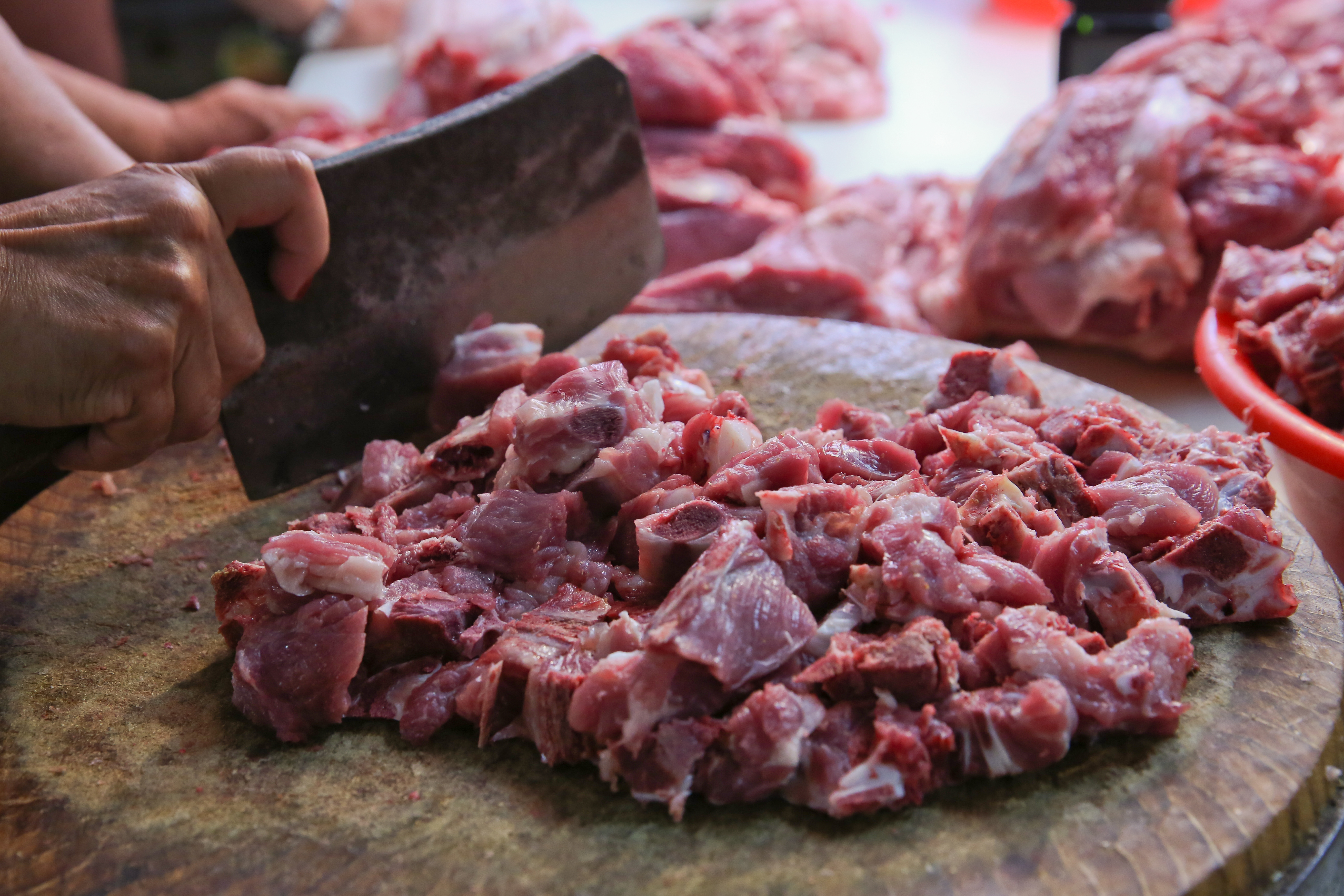 科普雜誌《科學人》近日於臉書粉絲團貼出農委會廣告，指豬肉加了萊克多巴胺可以增加收益又環保。（示意圖）