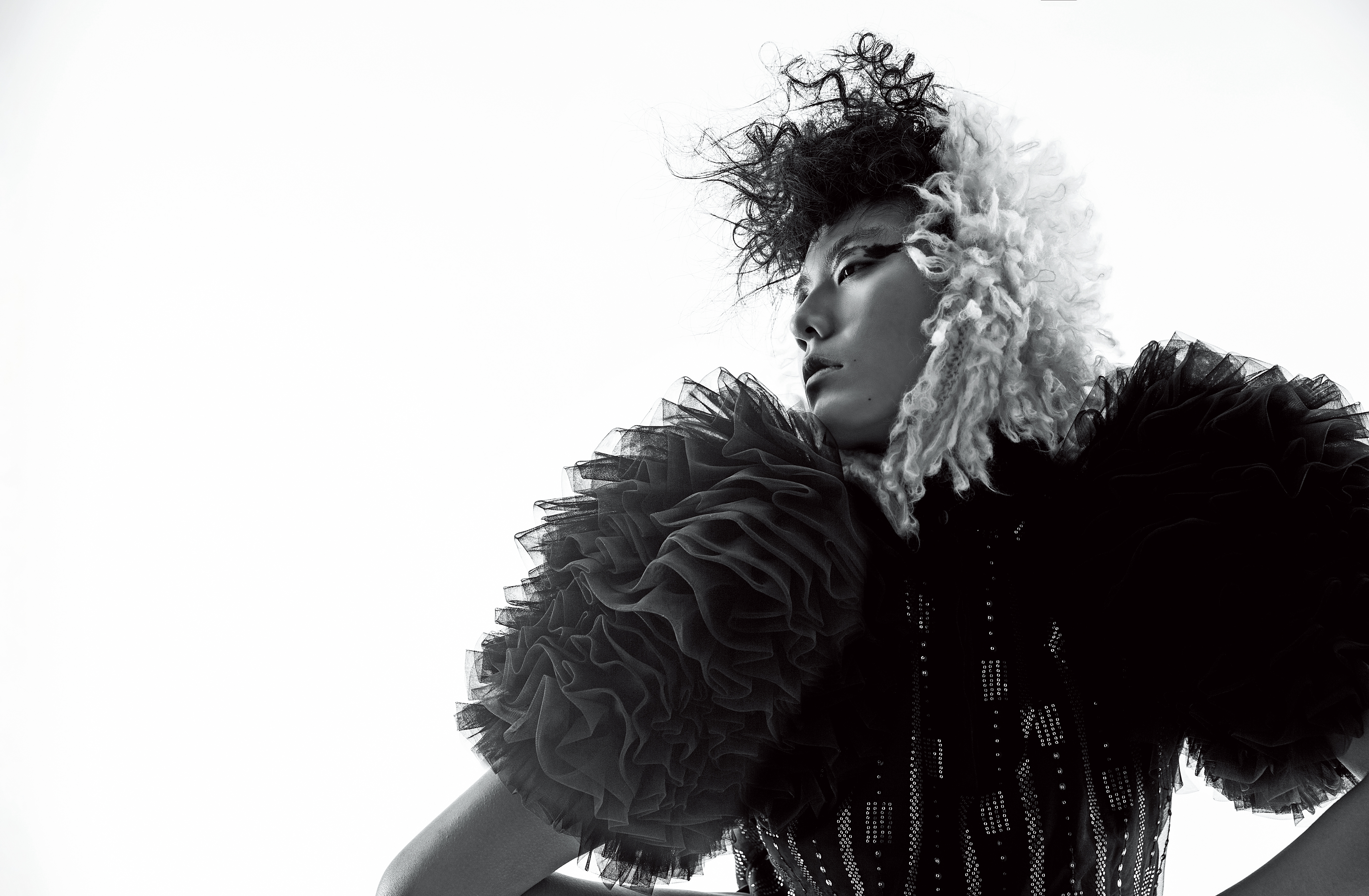 黑色蓬蓬袖亮片襯衫，價格店洽 by SHIATZY CHEN、白色山羊毛帽子 NT$16,000 by GUCCI。