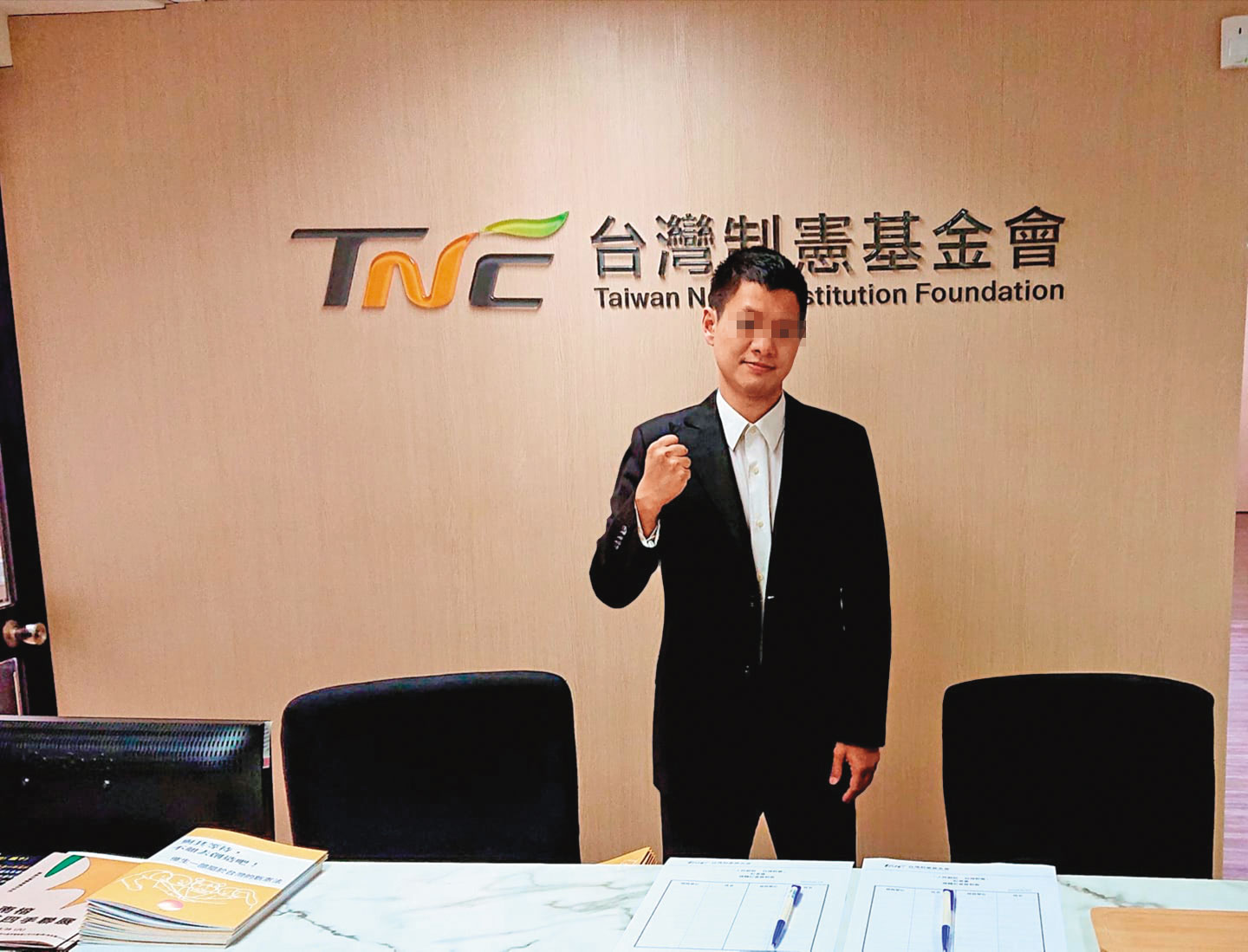 陳姓痴男任職於台灣制憲基金會，曾在2011年當選過聯合國協進會主辦的聯合國先生。（翻攝臉書）