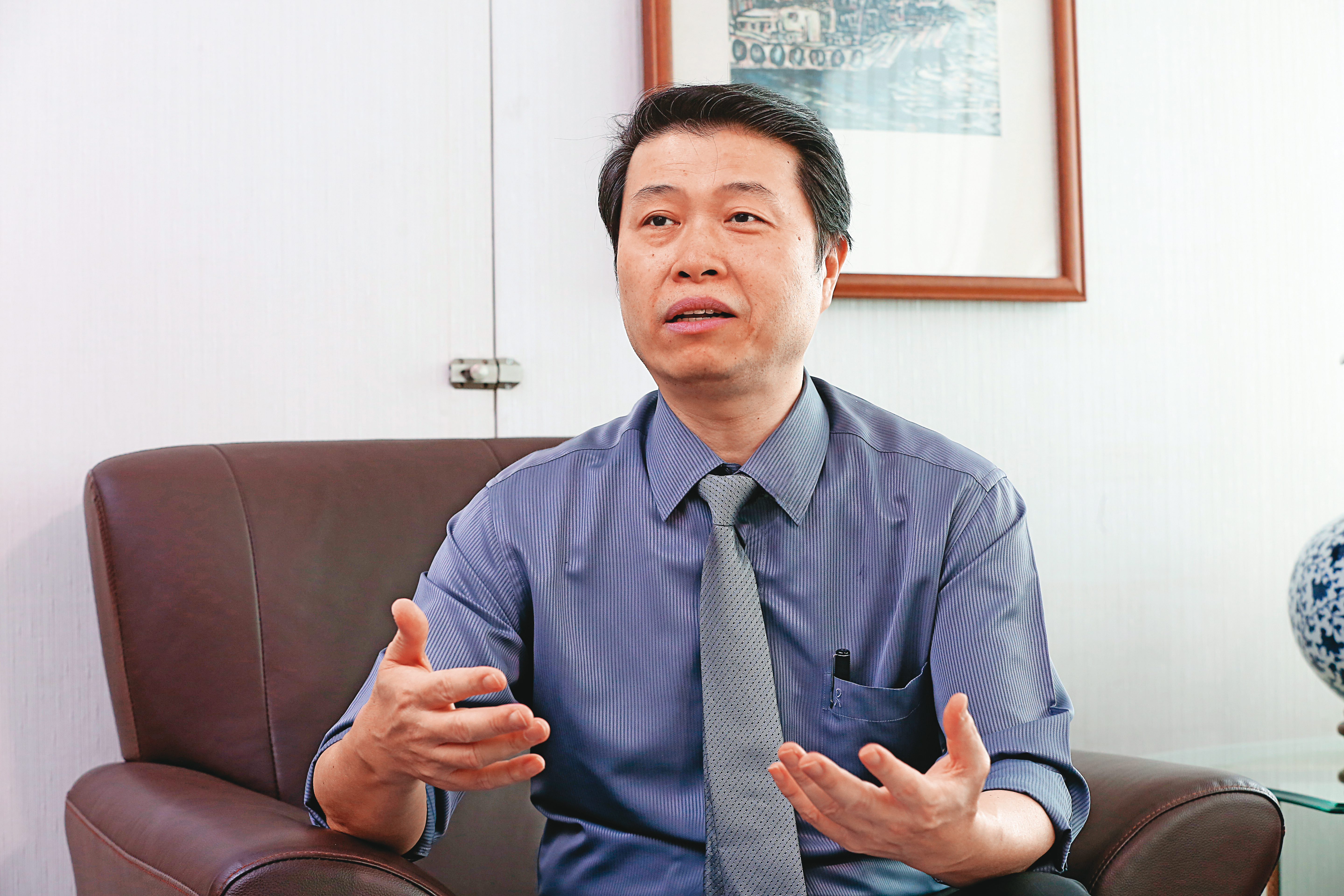 新北市建築公會祕書長秦作君雖肯定市府整頓五股垃圾山的做法,也一邊替會員建商反映心聲。