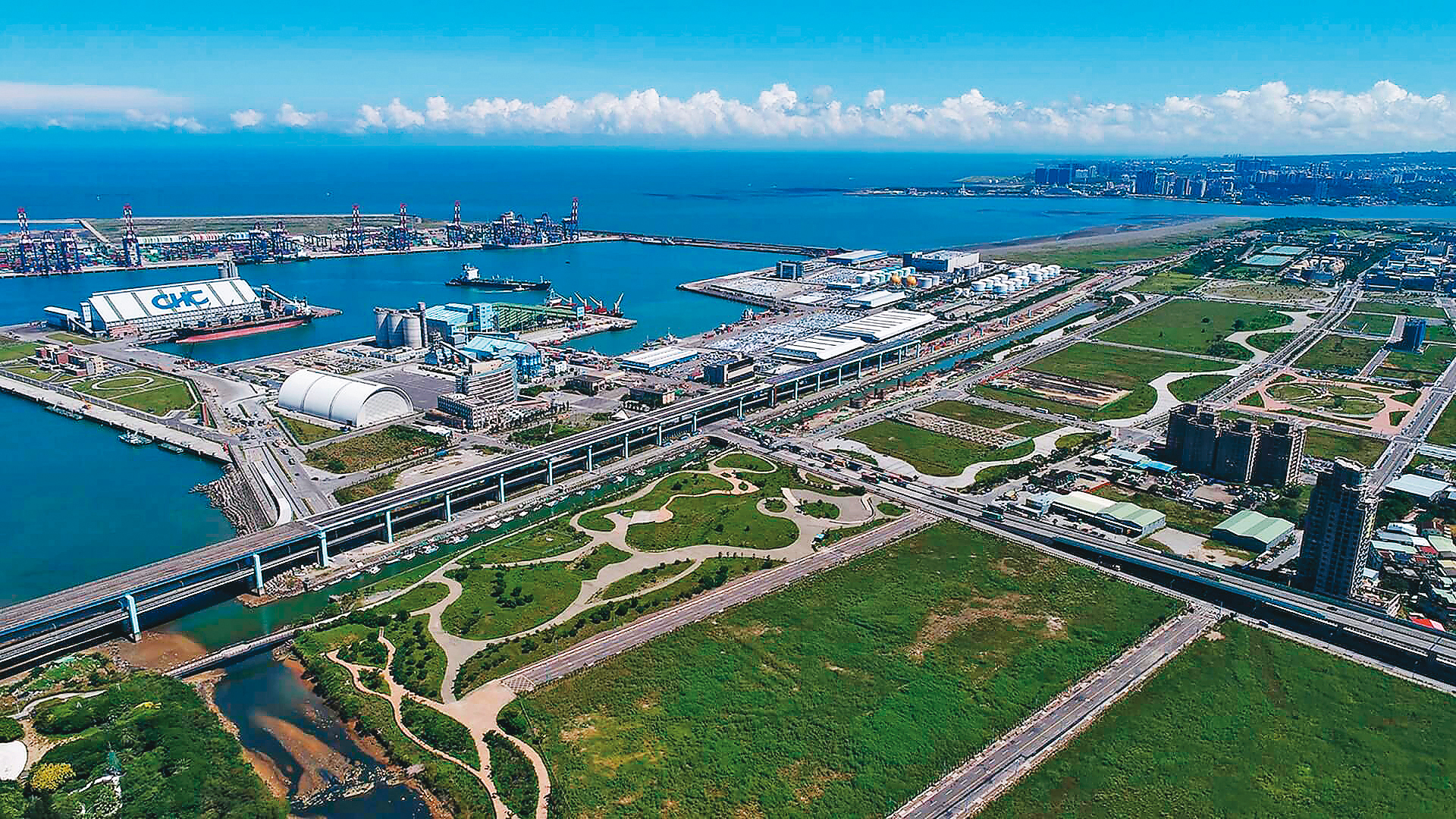 台北港目前僅公共工程剩餘土石方可用於填海,新北市政府建議中央,也向民間有條件開放。(翻攝自公共電視)