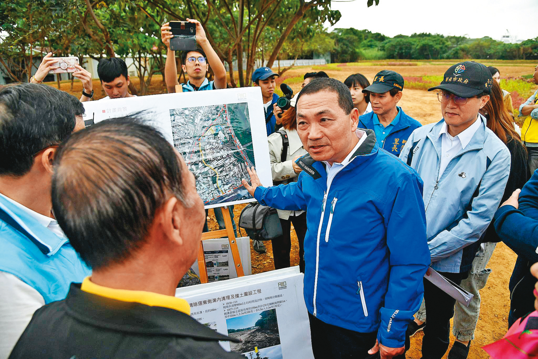 侯友宜親自率隊,前往五股垃圾山和地主、工廠負責人溝通。(新北市政府提供)