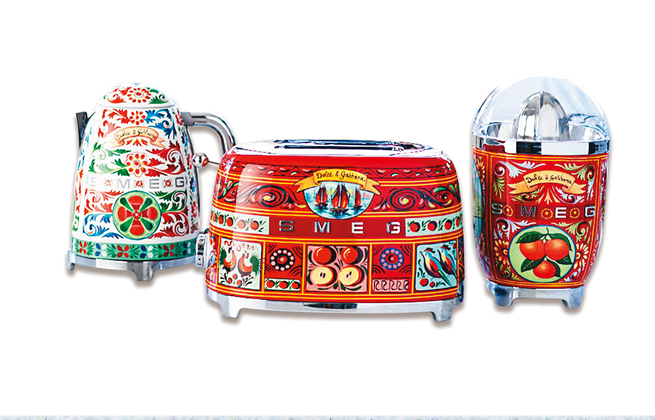 Smeg x Dolce Gabbana「Sicily Is My Love」限量聯名系列小家電,熱水壺 NT$27,800、烤麵包機 NT$27,800。(台灣未引進榨汁機,品硯實業提供)