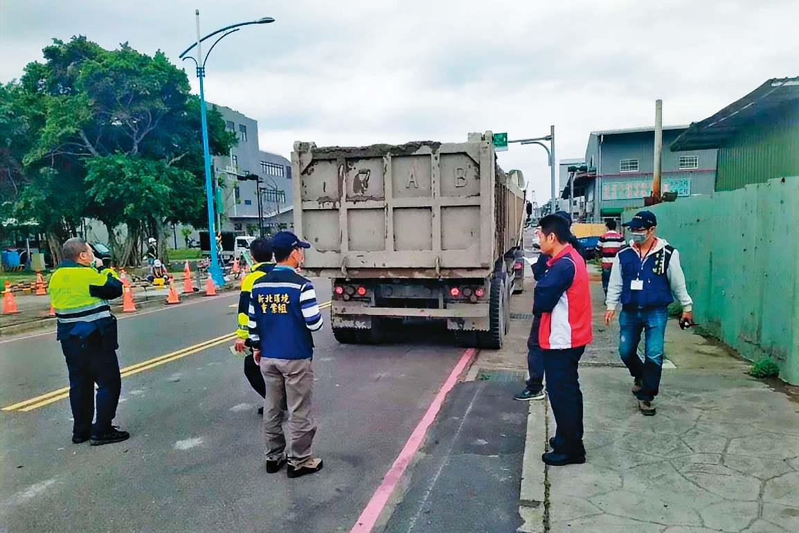 為查緝不肖業者非法傾倒廢土,新北市環保局內部「重案組」聯手警方,在道路上加強攔查。(翻攝自新北市環保局)
