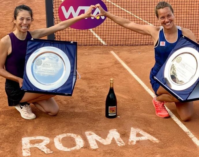 謝淑薇與捷克搭檔史翠可娃，強勢在羅馬網賽待下女雙冠軍。（翻攝自謝淑薇臉書）