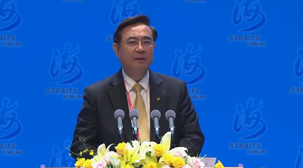 新黨主席吳成典致詞時，竟稱「只有統一才會真正給兩岸同胞帶來雙贏」。（翻攝自今日海峽 YouTube）