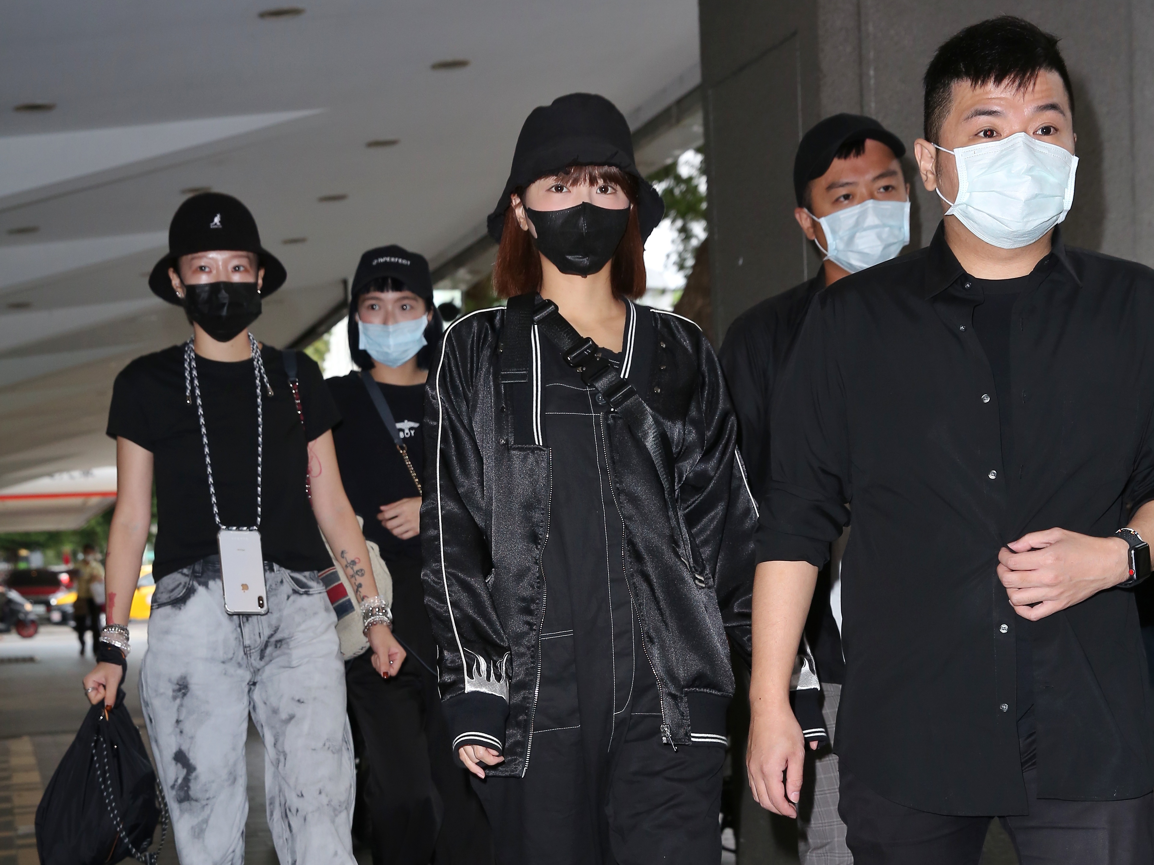 峮峮第3天到靈堂陪伴小鬼，神情看起來比前2天好了許多。