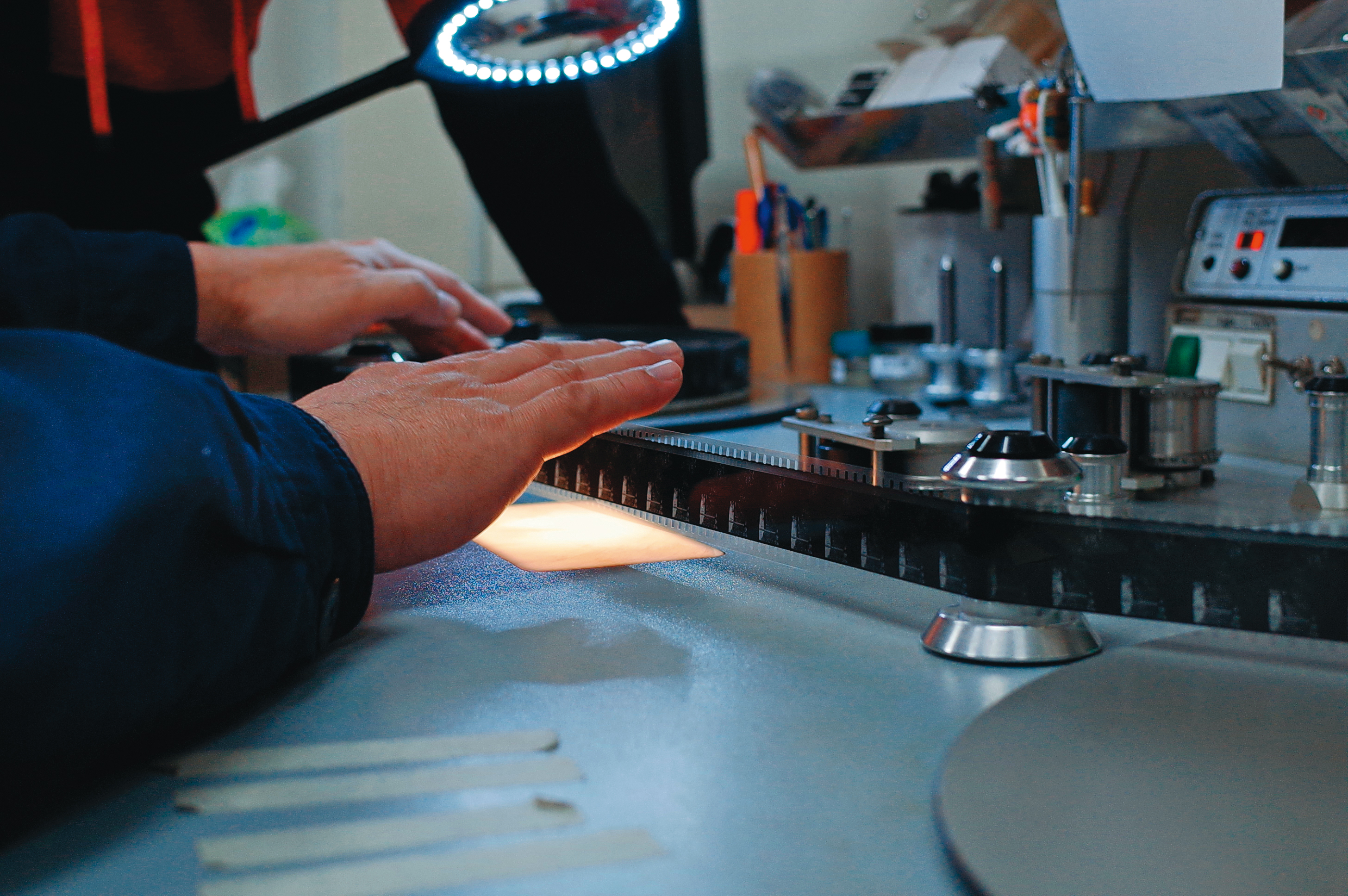 修復人員常常在數片格或計算拷貝數量，是紀錄片《數電影的人》名稱由來。（國家影視聽中心提供）