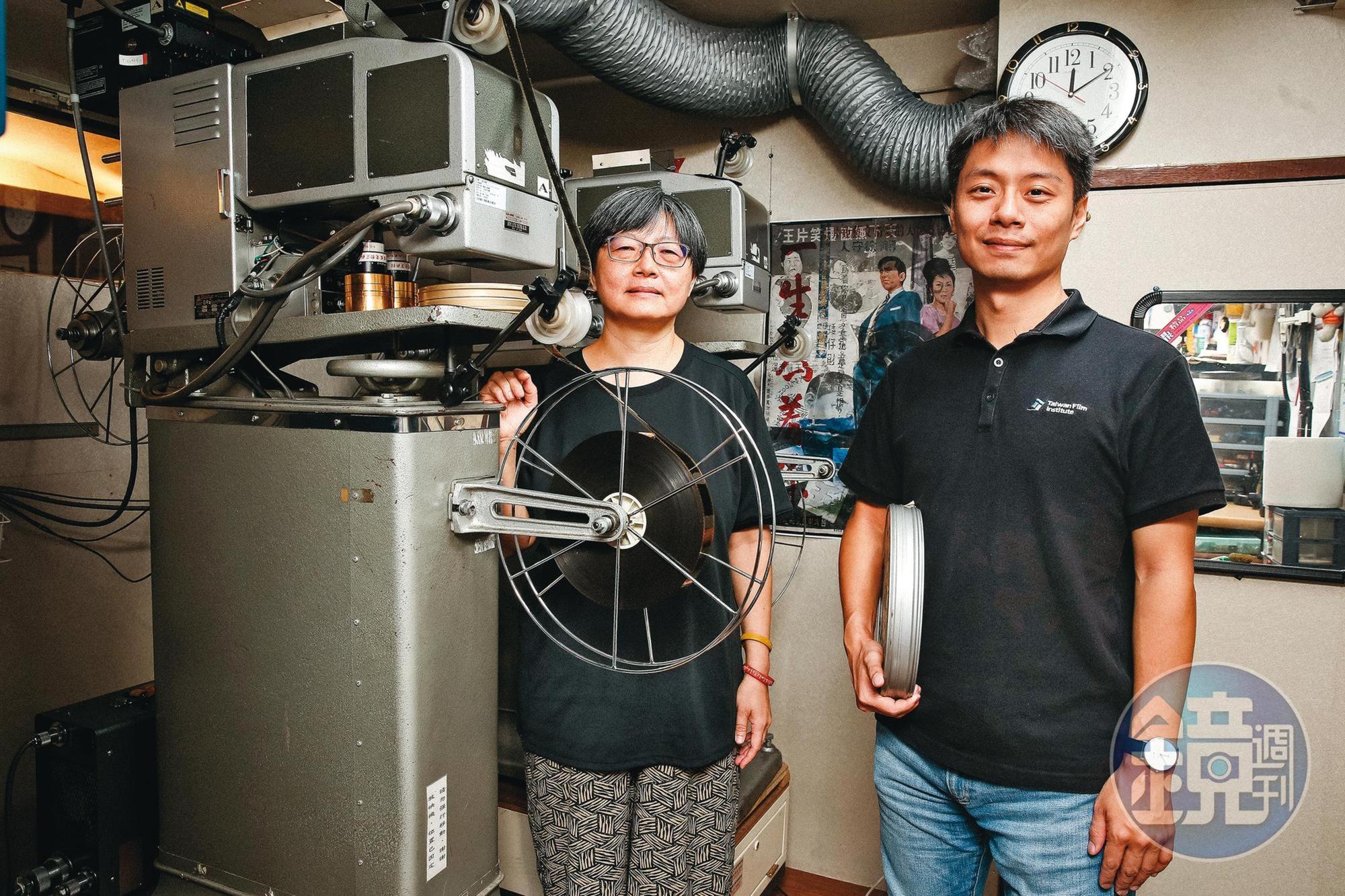 紀錄片《數電影的人》呈現修復工作的挑戰及辛勞,圖為國家影視聽中心典藏組長黃慧敏(左)與數位修復組長邱繼諺(右)。