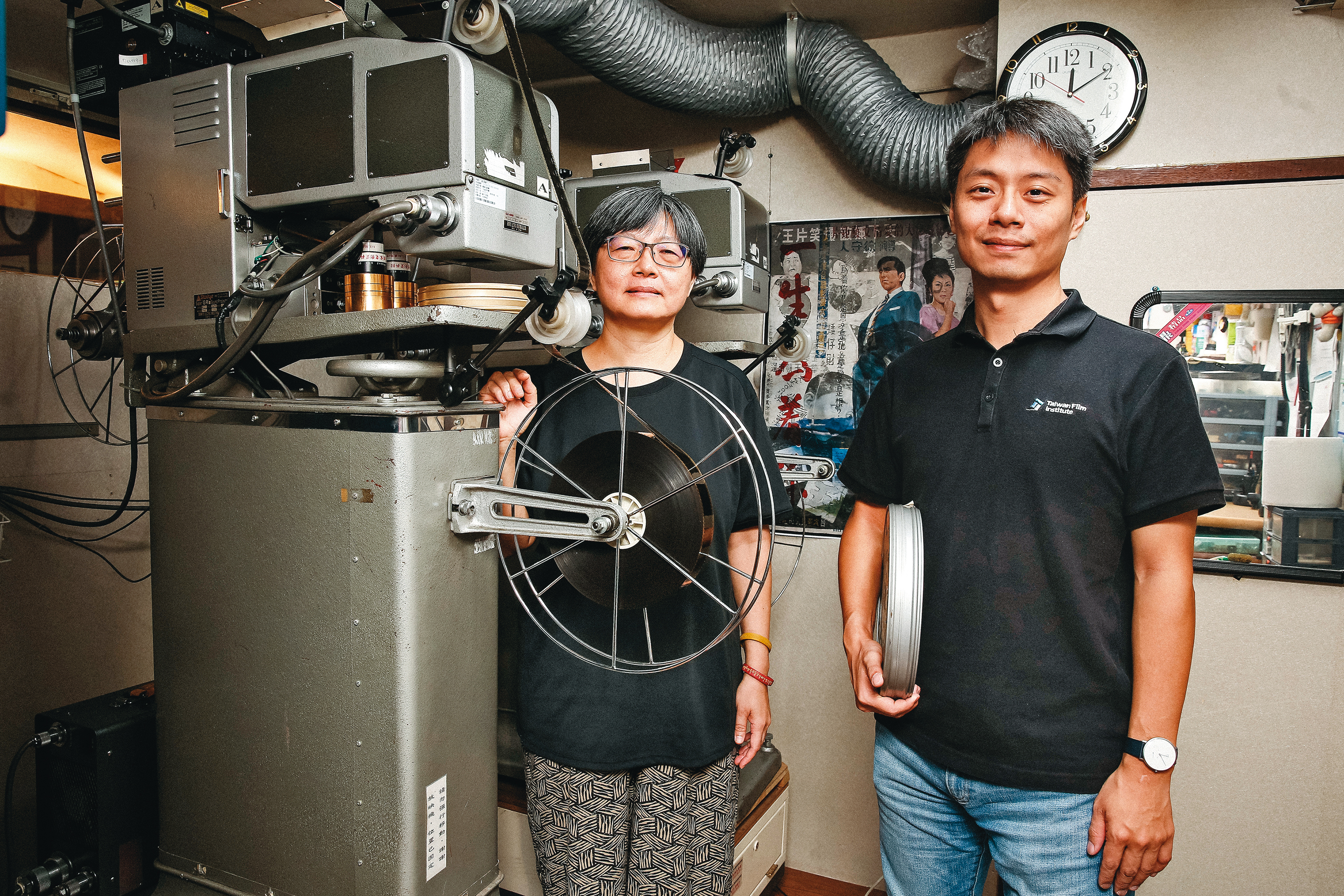 	紀錄片《數電影的人》呈現修復工作的挑戰及辛勞，圖為國家影視聽中心典藏組長黃慧敏（左）與數位修復組長邱繼諺（右）。