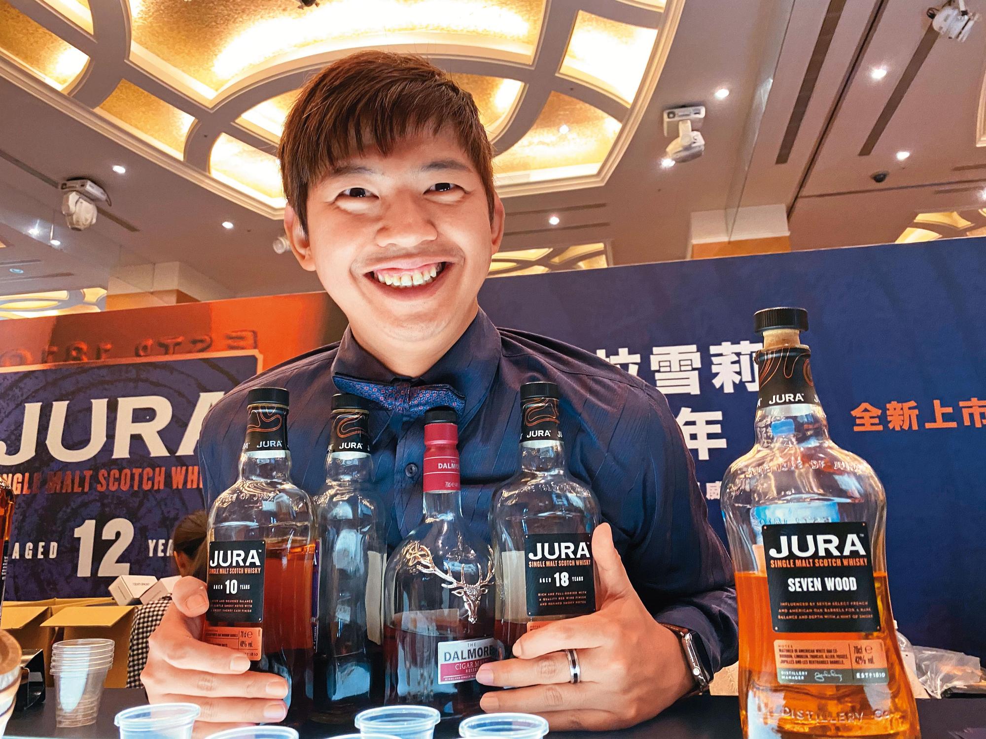 台中格登費雪社團的賴政傑老師,是尚格御用的民間講師,他看到鏡頭就抱住酒表示:「好酒,1瓶都不能少。」