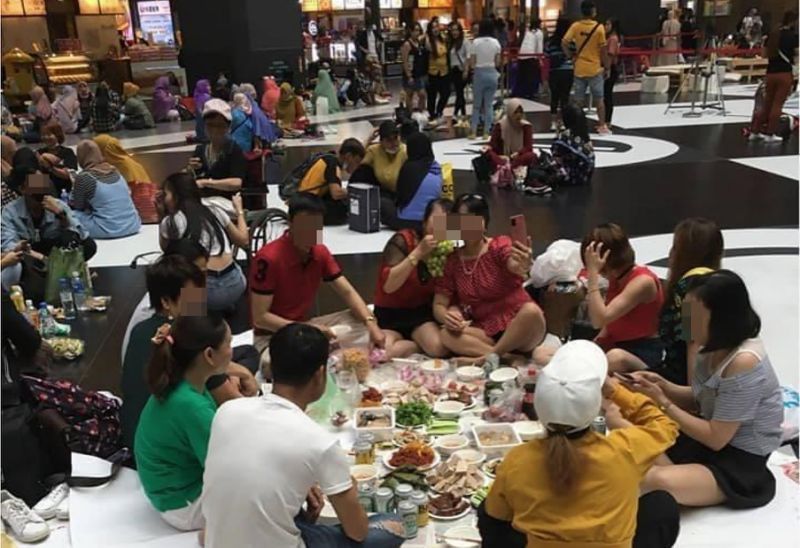 北車大廳週末被外籍人士當成野餐廣場，讓不少網友看傻眼，直批「防疫破口」「國門之恥」。（翻攝自爆廢公社二館臉書）